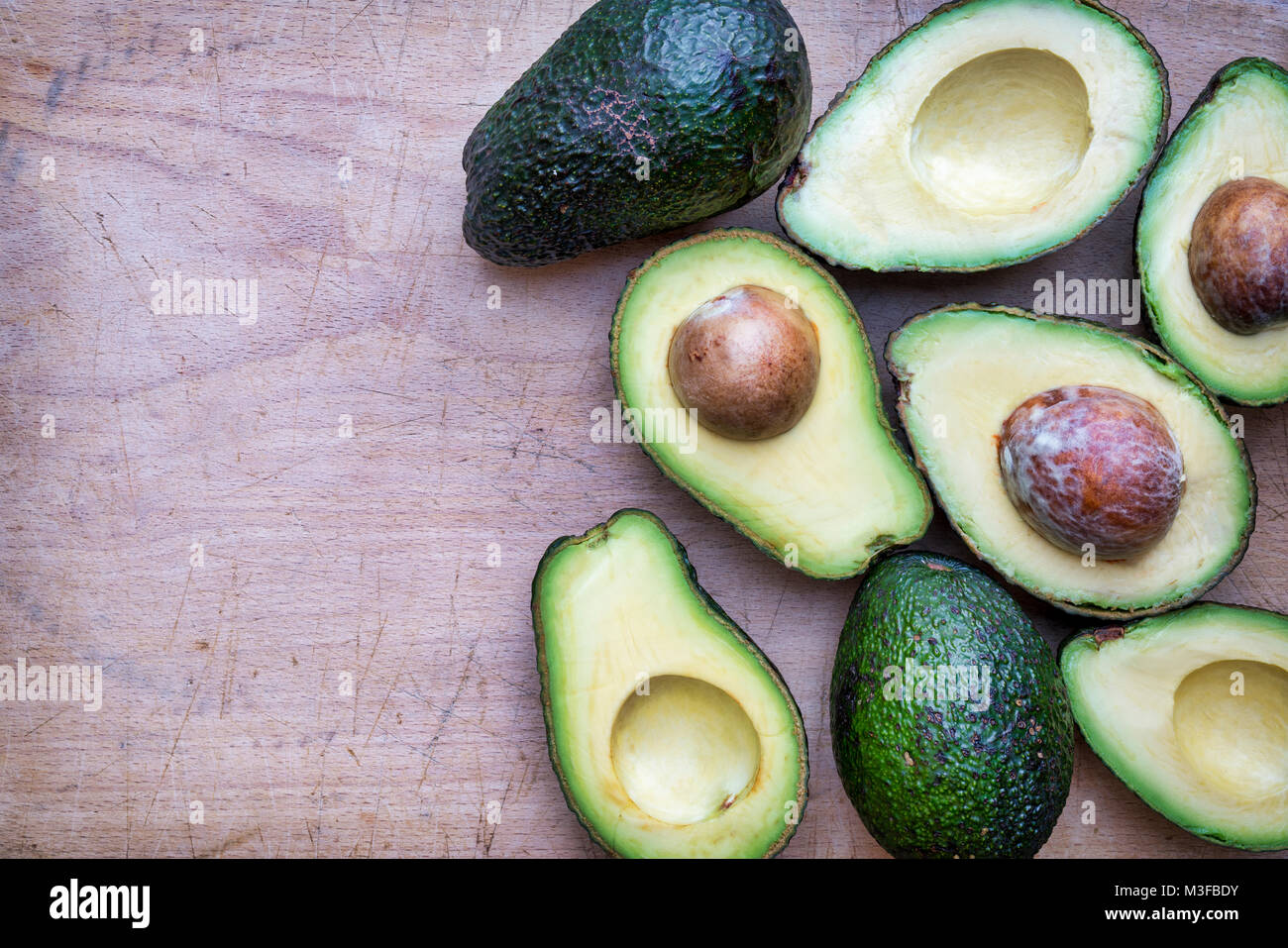 Persea americana. Avocado Muster auf einem Holz Hintergrund Stockfoto