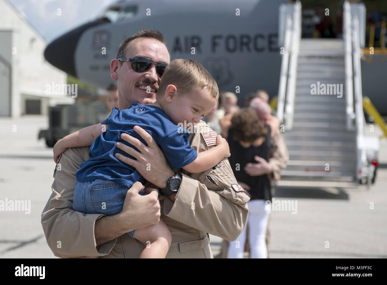 Erster Leutnant Doug Allen, 74th Air Refuelling Squadron Pilot, umfasst sein Sohn, Brayden, an Grissom Air Reserve Base, Ind., Aug 24, 2017 kurz nach der Rückkehr von der Bereitstellung. Allen wurde auf einem der sechs Flugzeuge, die von Bereitstellungen zwischen 12.08.22-27, 2017 zurück. (U.S. Air Force Stockfoto