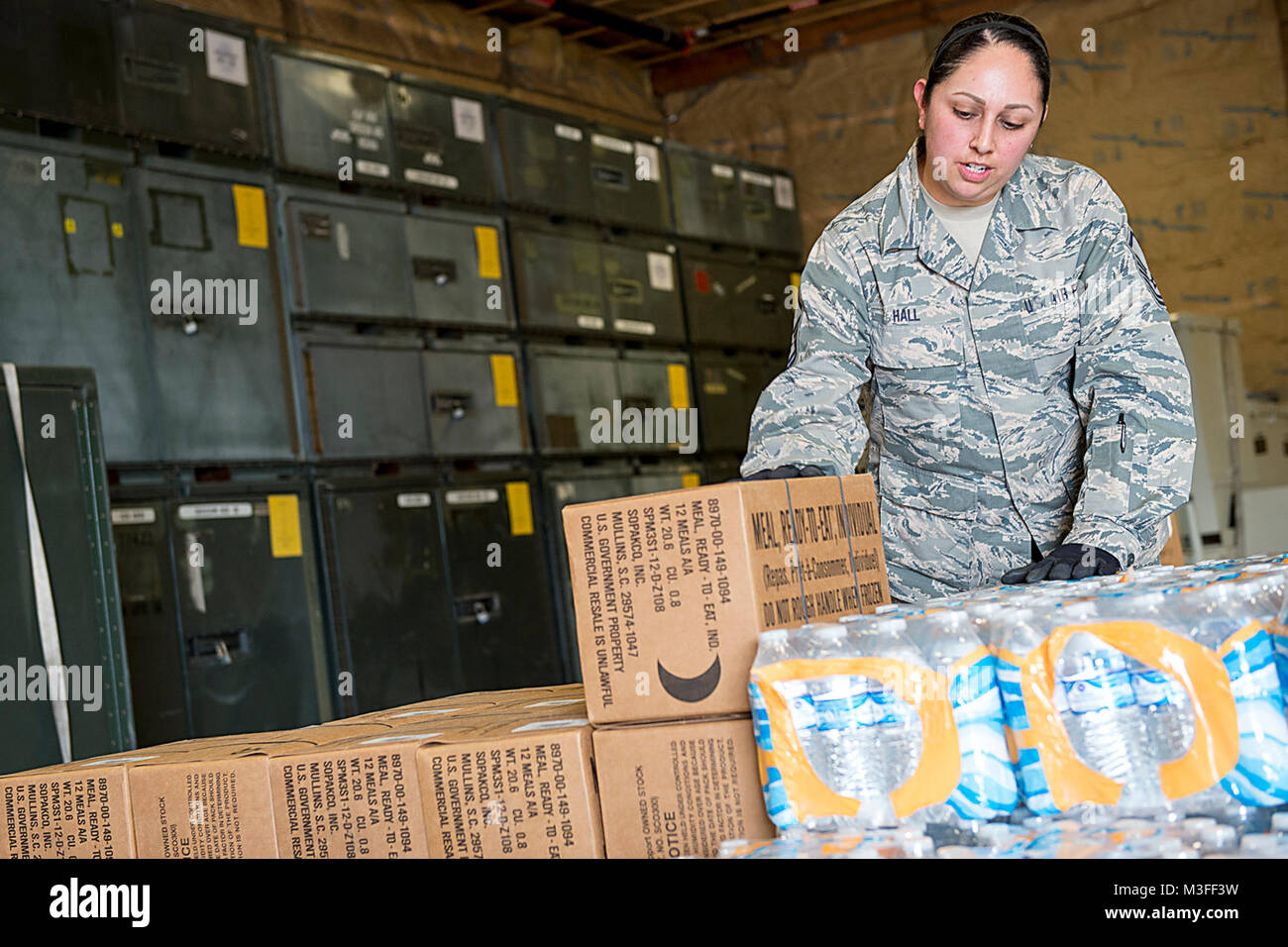 Master Sgt. Angie Hall, 434Th Squadron bekämpfung Logistik Bereitschaft Bereitschaft Techniker, palletizes Wasser und Verpflegung bereit an Grissom Air Reserve Base, Ind., Sept. 11, 2017 zu essen. Die Ladung wird zum Versand zu Florida als Teil des Hurrikans Irma Hilfsmaßnahmen vorbereitet. (U.S. Air Force Stockfoto