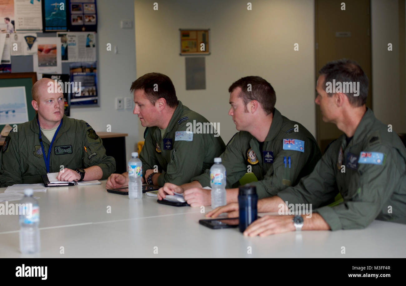 Us-Luftwaffe Kapitän Daniel Armstrong, ein Pilotprojekt mit der 37Th Expeditionary Bomb Squadron, Andersen Air Force Base, Guam, spricht über die B1-B Lancer zu einem Royal Australian Airbus KC-30 eine Mannschaft während einer Antenne tanken Mission Planning Meeting am 07.11.30, 2017, at RAAF Base Amberley, Australien. Mission Planung hilft, das historische Ereignis zu gewährleisten nahtlos geschieht, denn das ist der erste Antenne tanken zwischen den beiden Flugzeugen. Zwei Bomber in Amberley als Teil des Vereinigten States-Australia Kraft Körperhaltung Initiativen Enhanced Air Programm Zusammenarbeit, die über die Übungen und Training baut angekommen Stockfoto