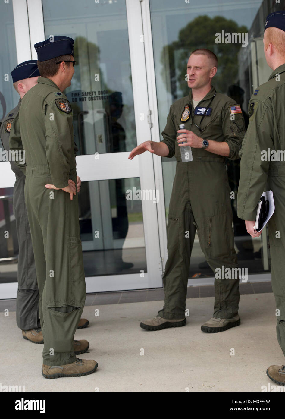 Us Air Force Master Sgt. Jonathan Haas, ein Boom Operator auf die Nr. 33 Squadron als Teil der US-Air Force militärisches Personal, der Hickam Air Force Base, Hawaii zugewiesen, spricht mit Oberstleutnant Heath Miller, stellvertretender Regisseur der Operationen mit der 37Th Expeditionary Bomb Squadron, Andersen Air Force Base, Guam, an November 30, 2017, at RAAF Base Amberley, Australien. Haas ist ein Teilnehmer an einer Antenne tanken Training Mission, die erste Antenne tanken zwischen einem RAAF KC-30 A und a US Air Force B-1B Lancer. Zwei Bomber in Amberley als Teil des Vereinigten States-Australia Kraft Körperhaltung angekommen Stockfoto