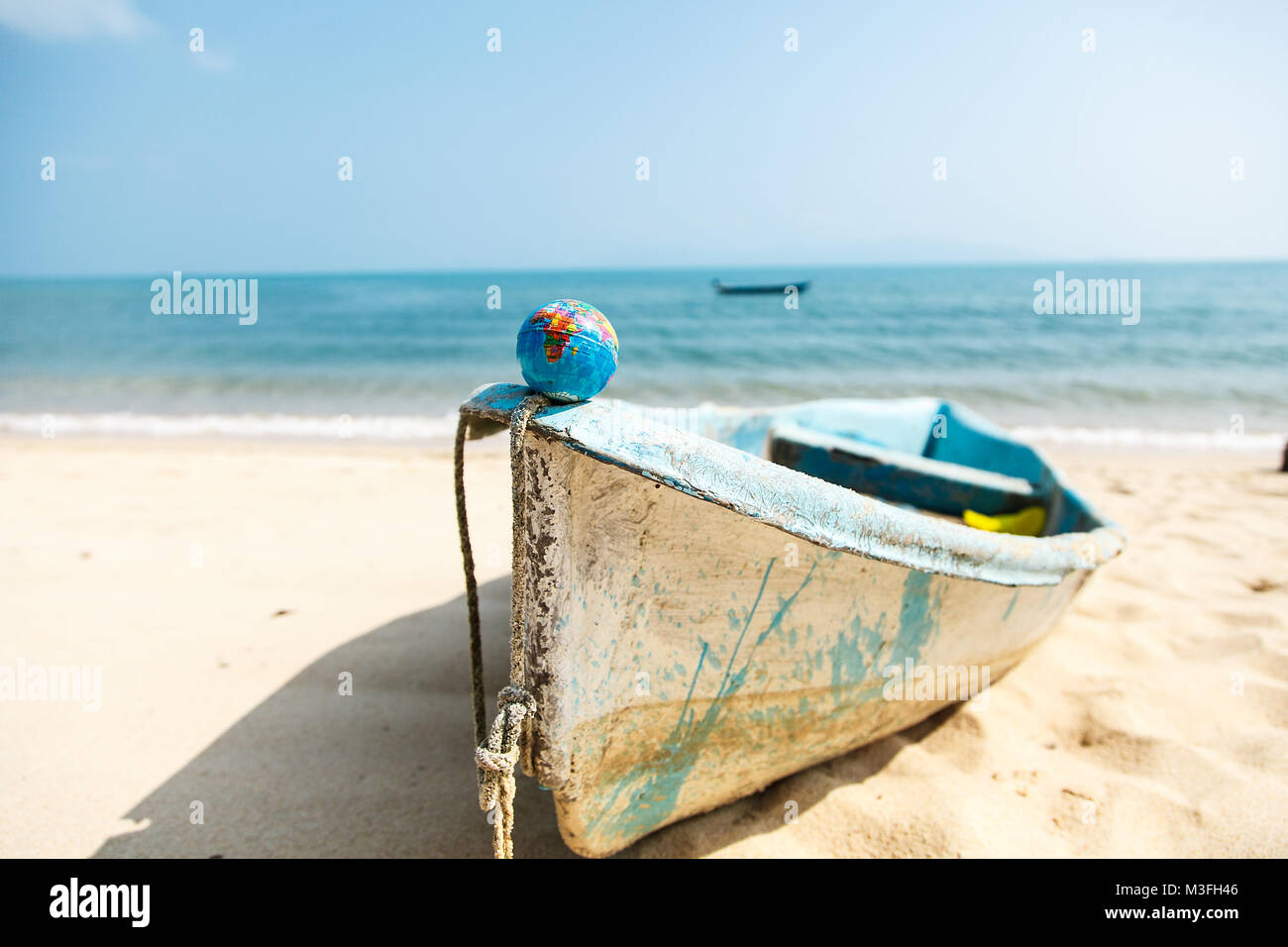 Mini-Kugel auf einem Boot auf den Strand im Hintergrund auf das Meer Stockfoto