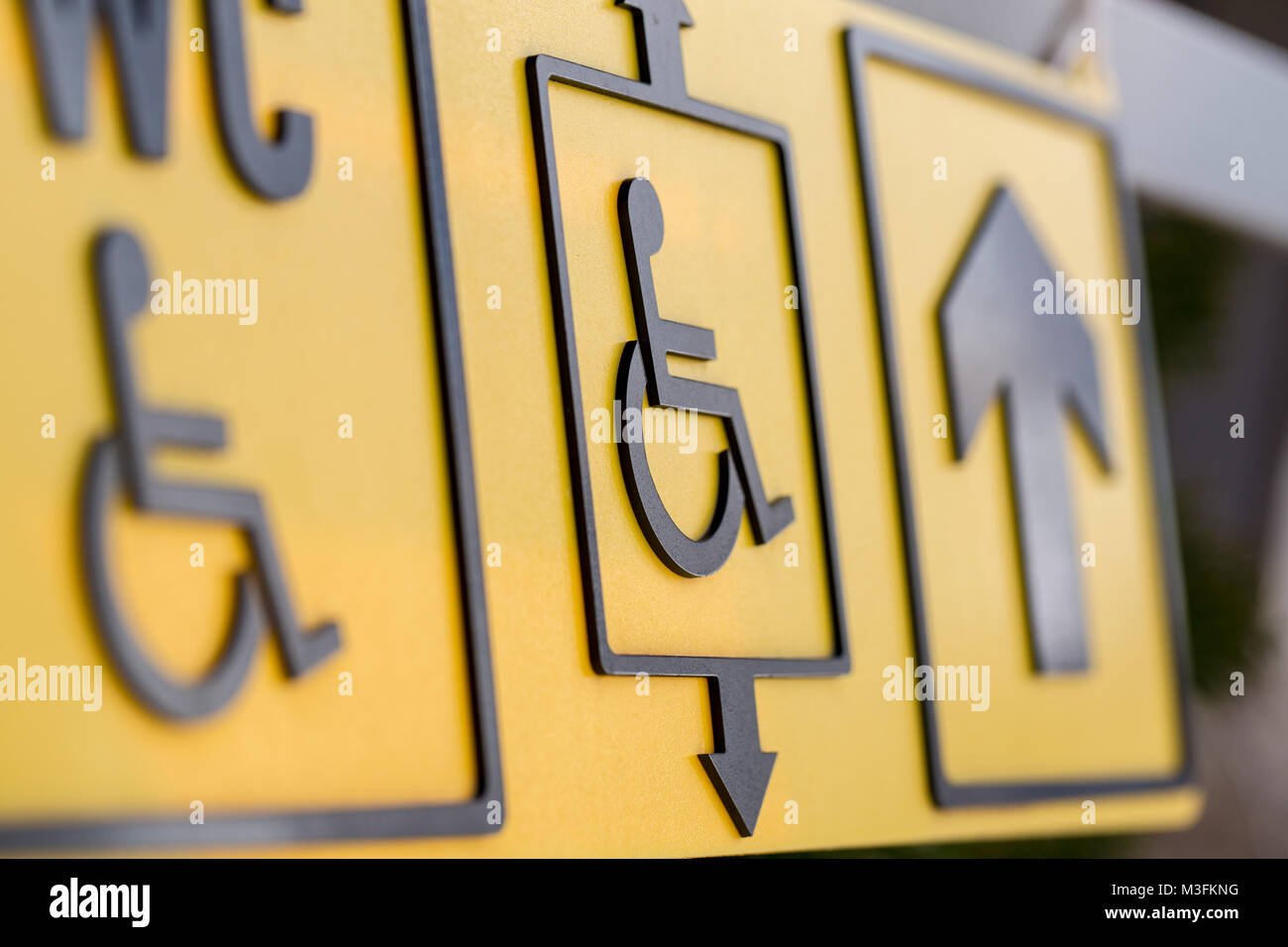 Behinderte Person Zeichen gelbe Hinweisschilder für behinderte Menschen. Ausgewählte konzentrieren. Stockfoto