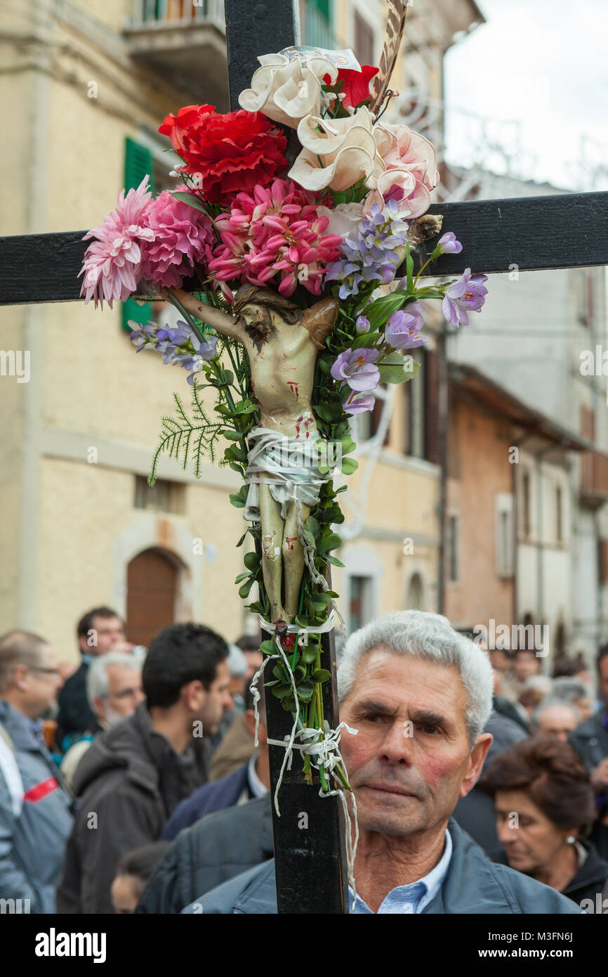 Viele Gläubige kommen nach einer langen Reise zu Fuß nach Cocullo, um San Domenico zu ehren. Sie tragen religiöse Symbole mit sich. Abruzzen, Italien, Europa Stockfoto