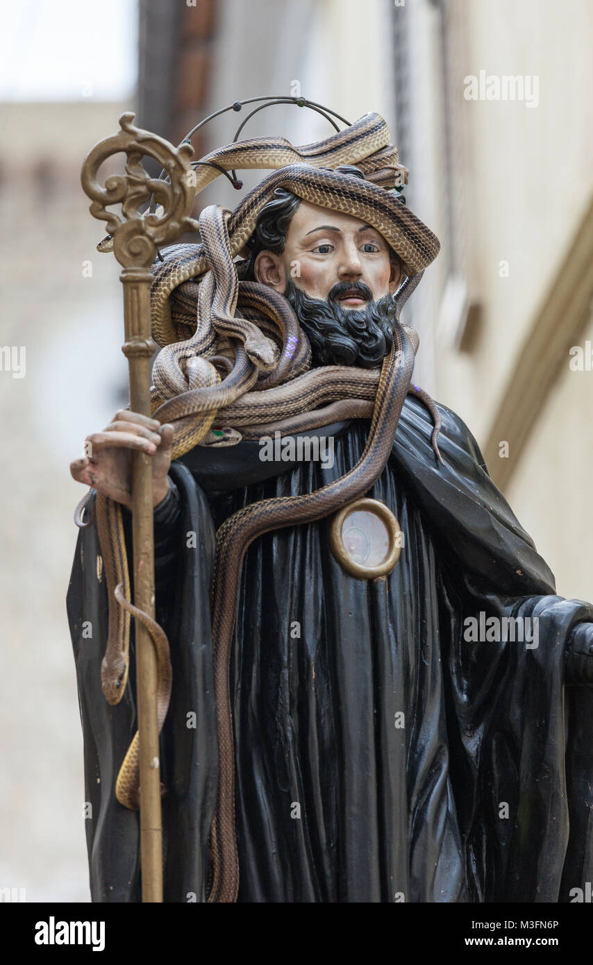 Während der Prozession in Cocullo ist die Statue von San Domenico mit Schlangen bedeckt. Die Wünsche werden aus ihrer Position gezogen. Abruzzen, Italien. Stockfoto