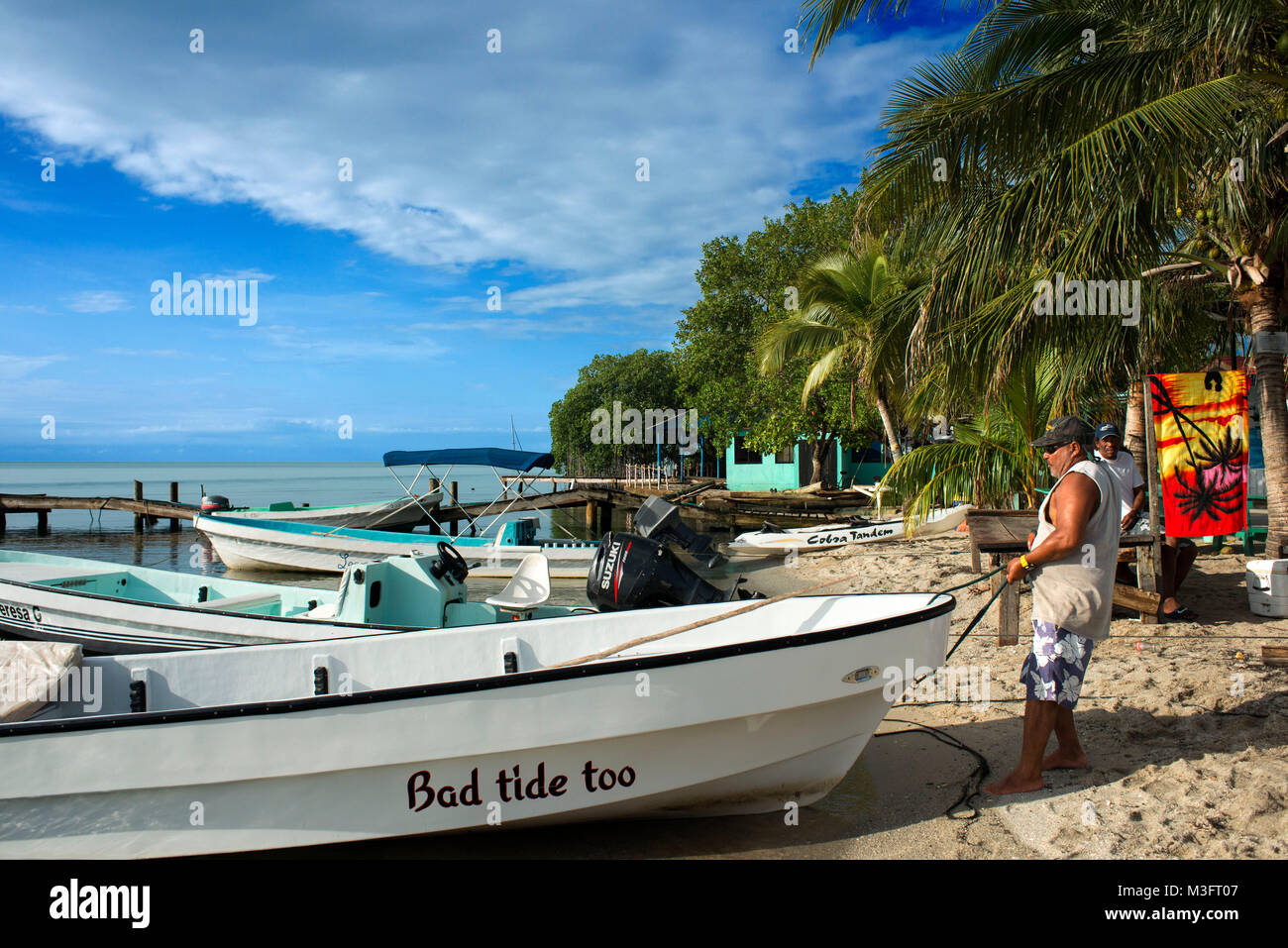 Fischerboote am Strand von Placencia, Belize Stockfoto