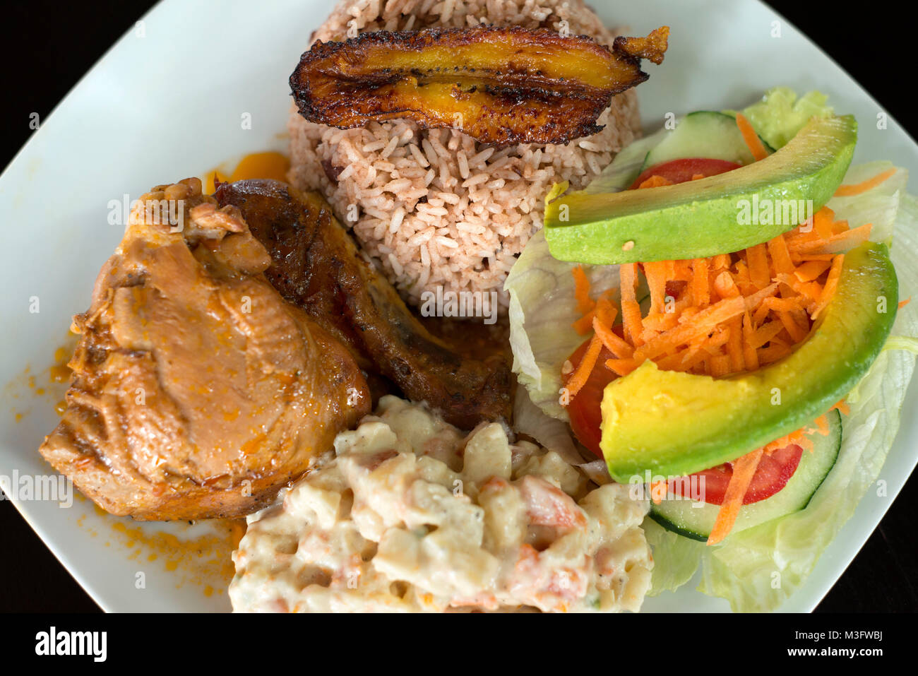 Benny's Küche Restaurant in San José Succotz, San Ignacio, Cayo, West Belize, Central America. Reis, Bohnen, Huhn Eintopf und Kartoffelsalat. Stockfoto