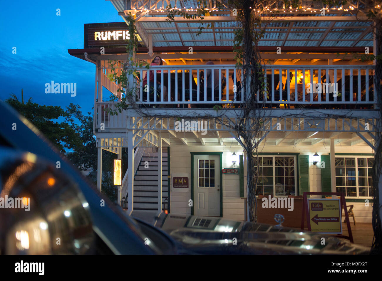 Rumfish y vino, ein Magen-darm-Bar Central American Style in Placencia, Belize Stockfoto