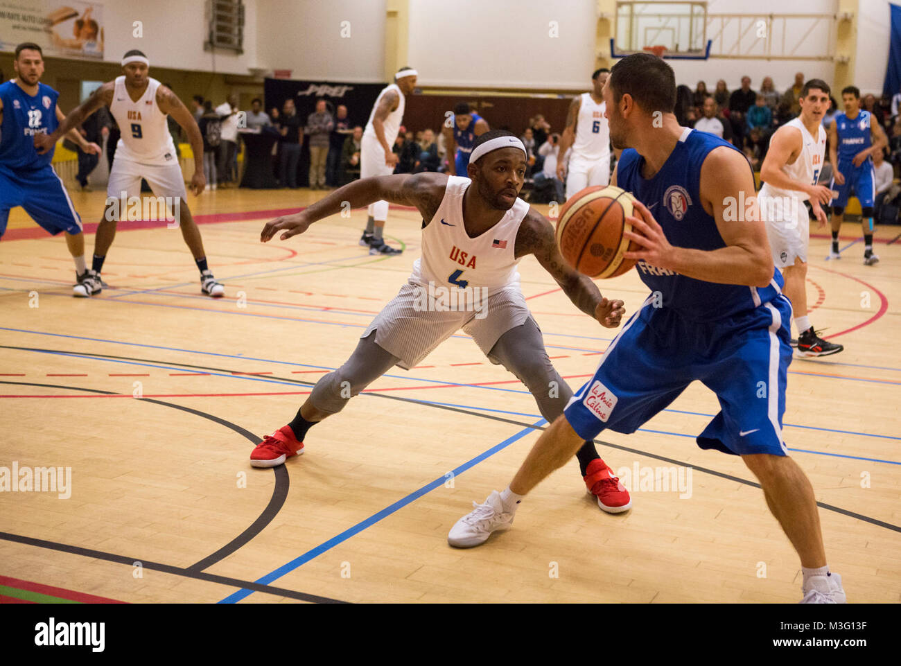 SHAPE, Belgien (Nov. 29, 2017)) Streitkräfte der Vereinigten Staaten und der französischen Streitkräfte Basketball Mannschaften kämpfen um den Ball beim Obersten Hauptquartier der Alliierten Mächte in Europa (SHAPE) Fitnesscenter, während das abschließende Spiel der 2017 Form internationaler Basketball Turnier. Die jährliche Veranstaltung bringt Teams aus der ganzen Welt Für freundliche Konkurrenz und Partnerschaft an prominenter NATO-Installation. (U.S. Marine Stockfoto