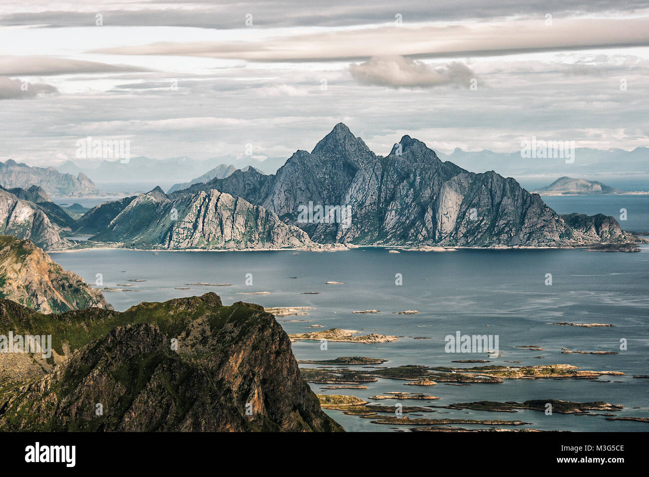 Mt. "Vågakallen "Lofoten ist ein Gebirge im Meer. Von Lonely Planet zu den schönsten Inseln der Welt ausgezeichnet. Stockfoto