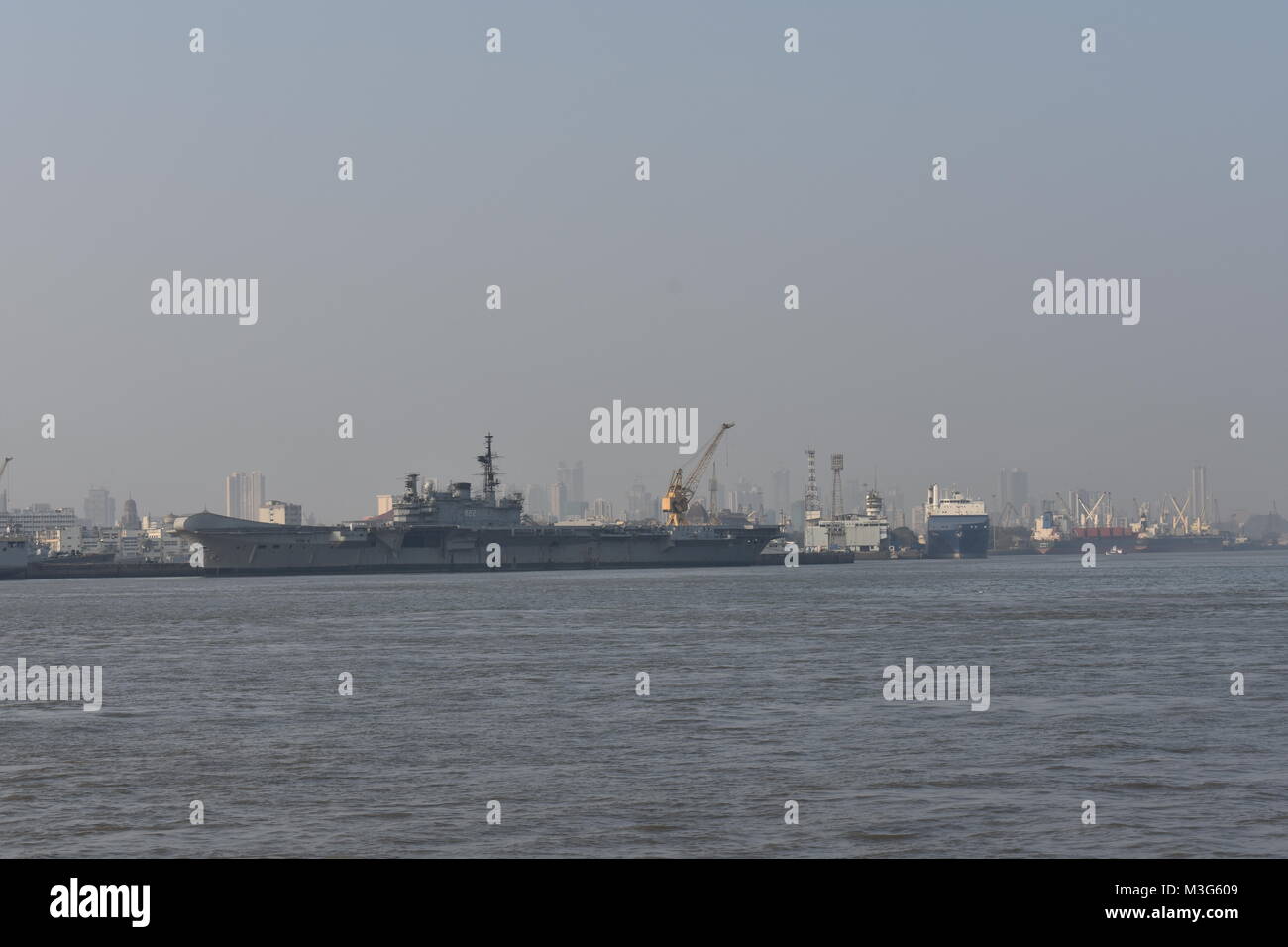 Die Bohrung am Meer auf dem Schiff der Ansicht schließen. Stockfoto