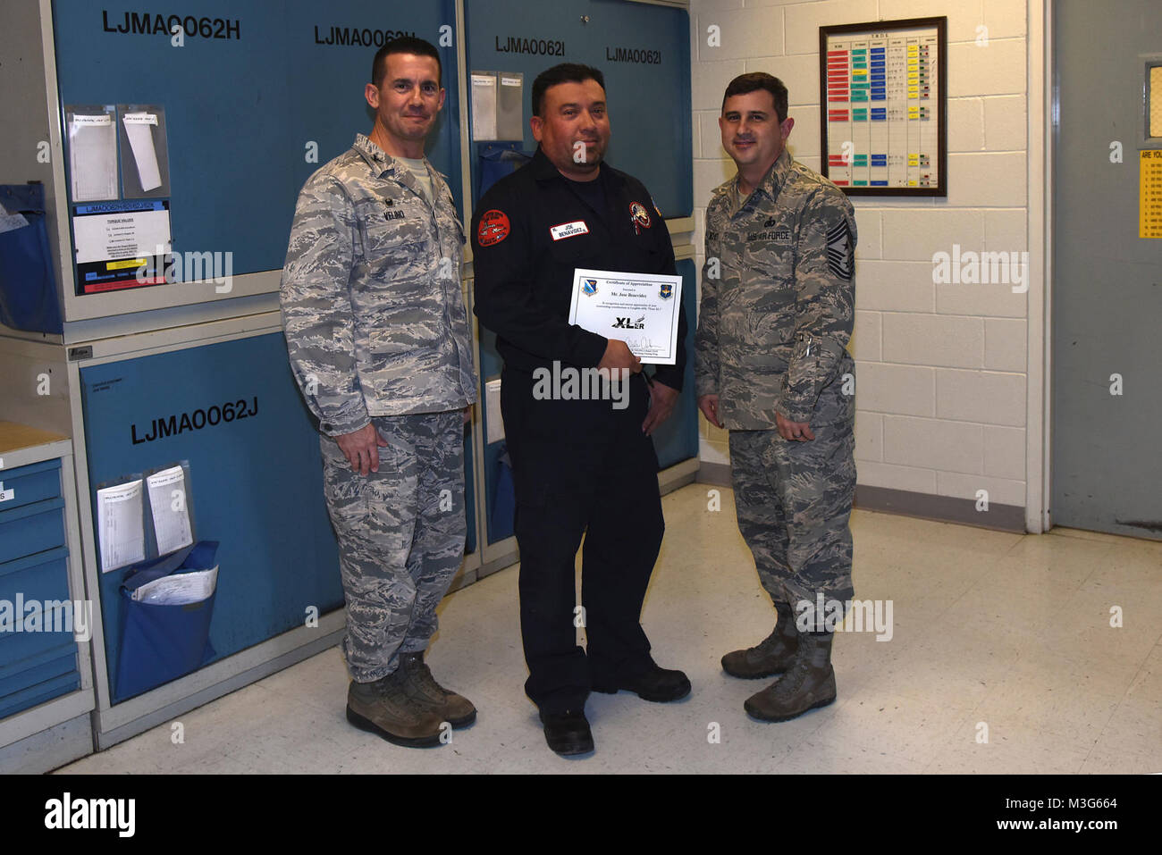 Jose Benavidez, 47th Flying Training Wing Wartung Direktion Kraftstoffsysteme Mechaniker, wurde von der Führung entschieden, die XLer der Woche zu sein, für die Woche vom 14.01.25, 2018, at Laughlin Air Force Base, Texas. Die XLer Award von Oberst Charlie Velino, 47th Flying Training Wing Commander, ist für diejenigen, die durchweg hervorragende Beiträge zu ihrer Einheit und der laughlin Mission gegeben. Stockfoto