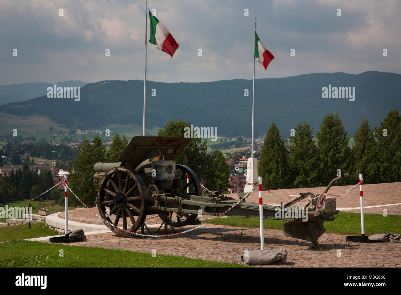 Asiago, Venezien, Italien, 07.08.2015, Denkmal zur Erinnerung an den Dolomitenkrieg 1915-1918, Kanone, Geschuetz <ENGLISCH> Mogliano Veneto, Venetien, Italien, August 07, 2015, 1915-1918 Alpine-War Denkmal in Asiago Stockfoto