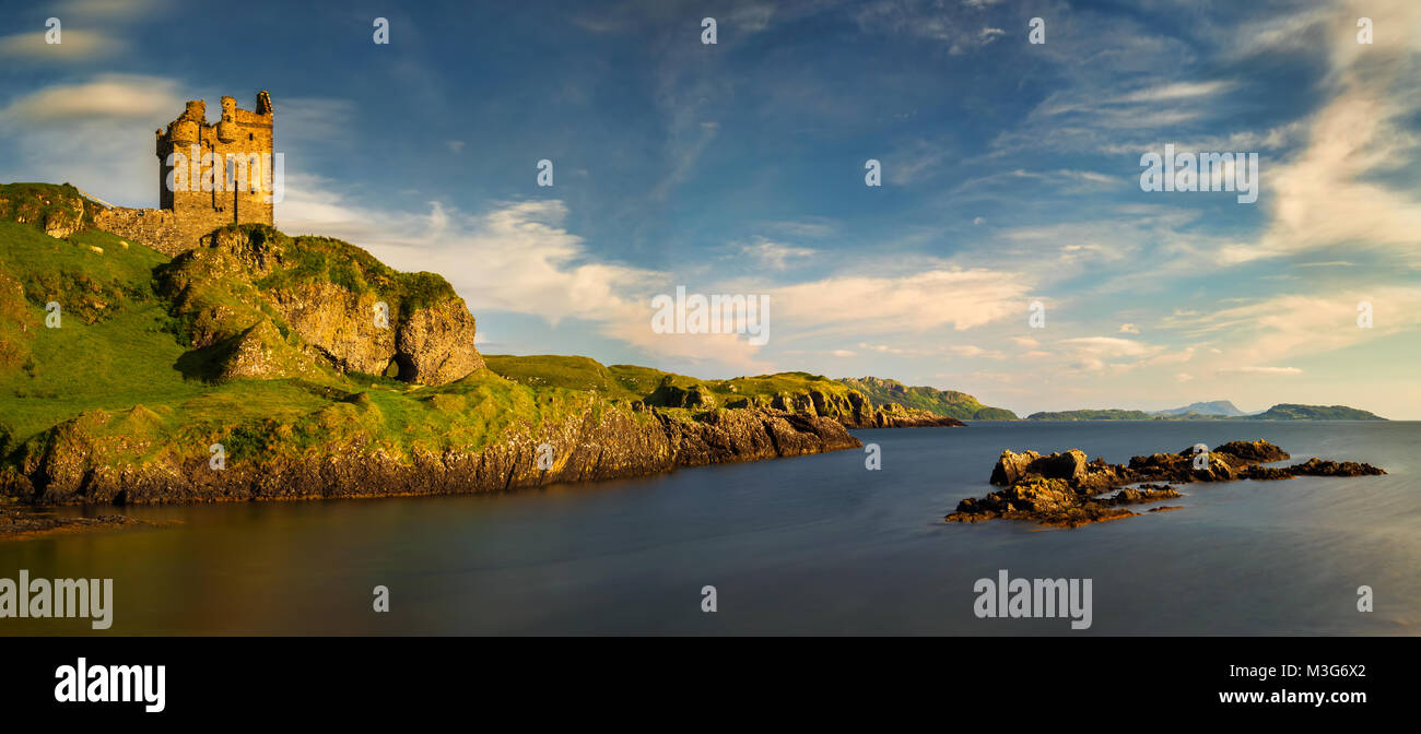 Gylen Castle und Port a' Chaisteil im Abendlicht, die Insel Kerrera, Schottland Stockfoto