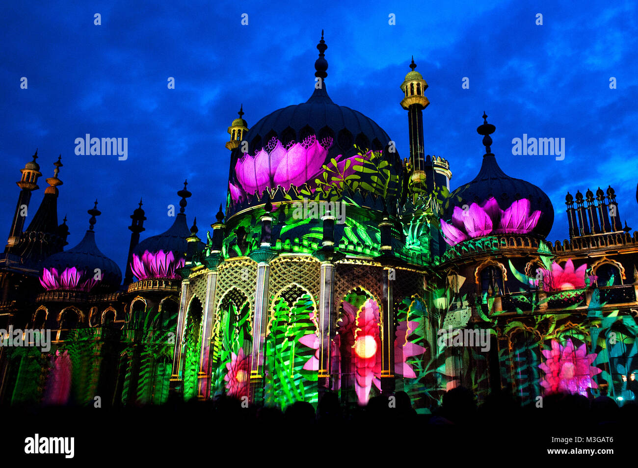 Brighton's berühmten Royal Pavilion beleuchtet mit erstaunlichen Illuminationen einschließlich rosa Lotusse in der Dr Blighty zeigen während der Brighton Festival 2016. Stockfoto