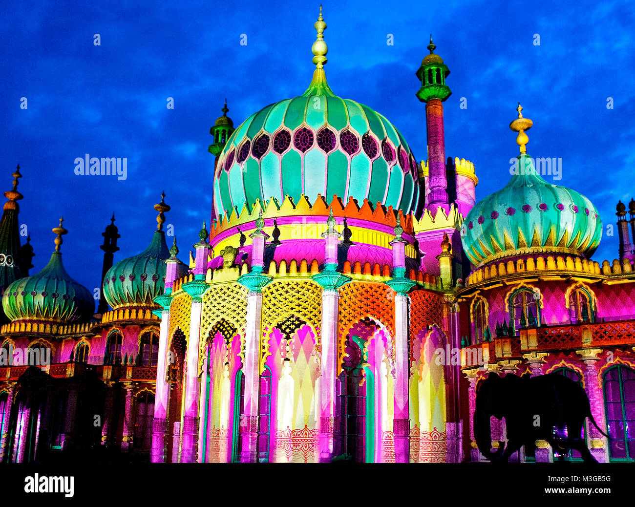 Von Brighton Royal Pavilion leuchtet mit Projektionen einschließlich die Silhouetten von Elefanten in der Dr Blighty zeigen während der Brighton Festival 2016. Stockfoto