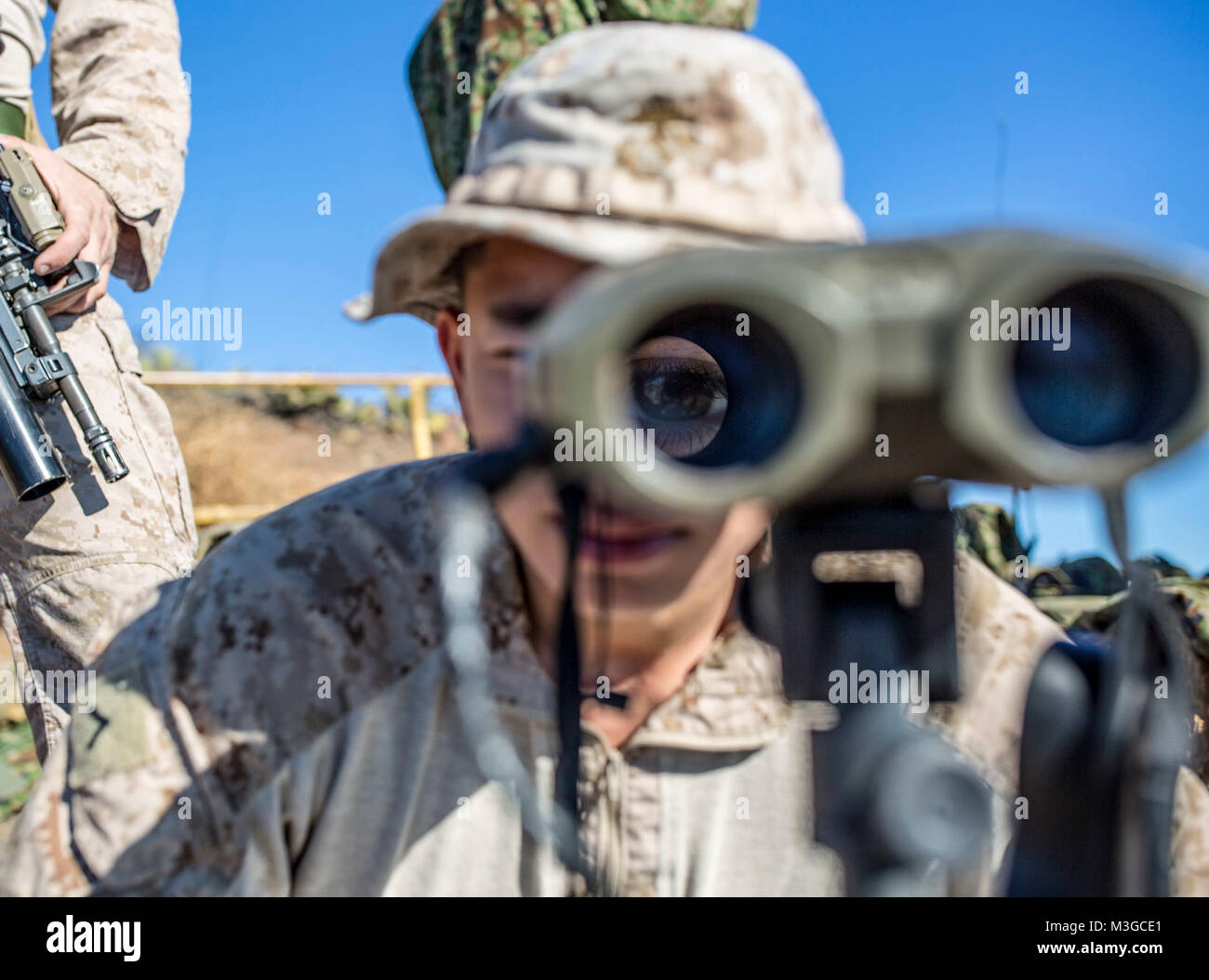 MARINE CORPS BASE CAMP Pendleton, Calif.-Pfc. Jonathan Altamirano, mit 1 Air Naval Gun Liaison, schaut durch einen Vektor-21 B Artillerie von feindlichen Positionen auf der Insel San Clemente, die während der übung Iron Fist 2018, Jan. 31 zu informieren. Während der Übung Iron Fist, ANGLICO Marines arbeiten mit Soldaten, die in den Westlichen Armee Infanterie Regiment, Japan Ground Self Defense Force, Fire Support Koordination zwischen den beiden Armeen zu verbessern. Iron Fist bringt US-Marines aus dem 11 Marine Expeditionary Unit und Soldaten aus dem JGSDF ihre bilateralen Planung zu verbessern, zu kommunizieren, zu einem Stockfoto