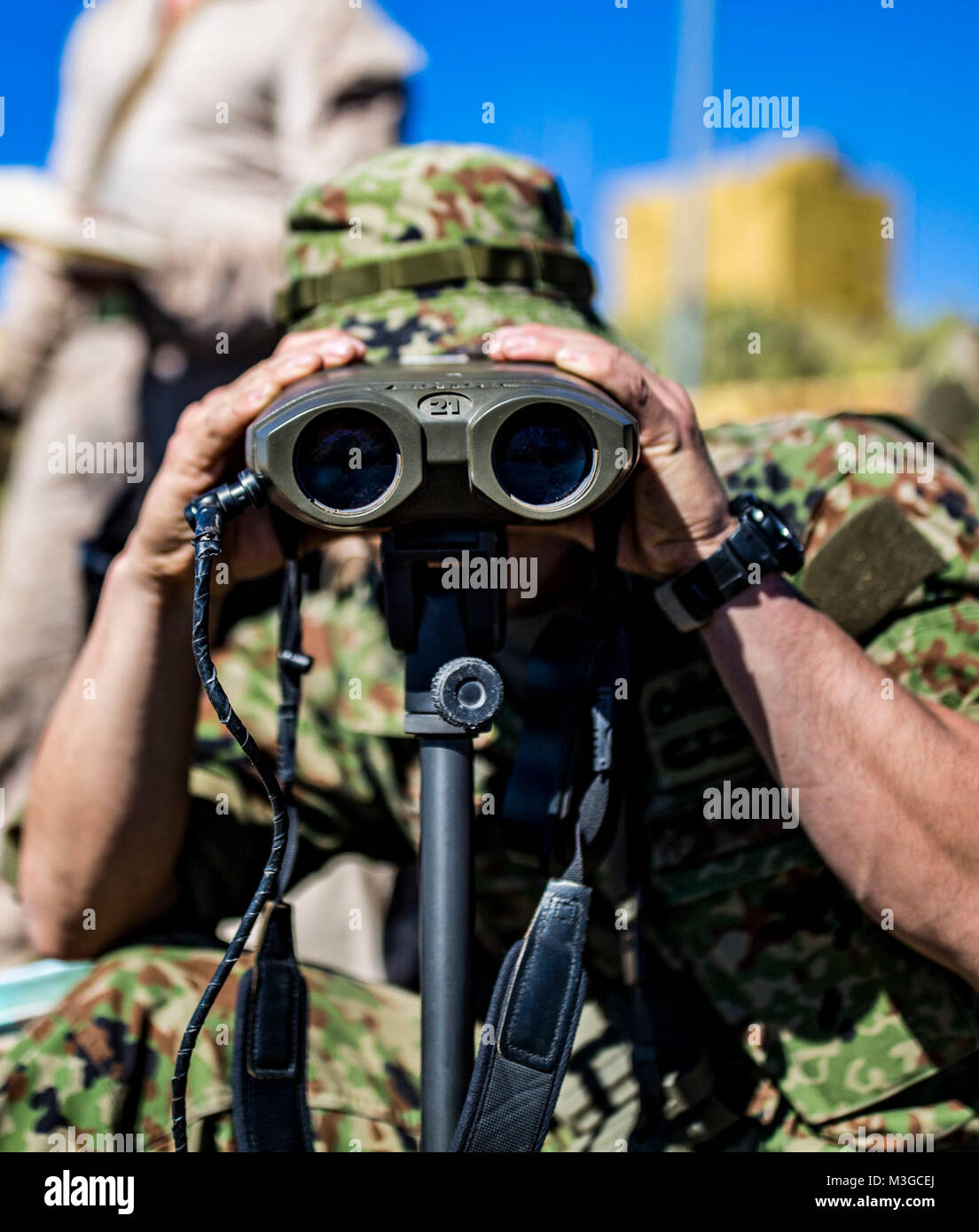 MARINE CORPS BASE CAMP Pendleton, Calif.-A Japan Ground Self Defense Force Soldat schaut durch einen Vektor-21 B Artillerie von feindlichen Positionen auf der Insel San Clemente, die während der übung Iron Fist 2018, Jan. 31 zu informieren. Während der Übung Iron Fist, ANGLICO Marines arbeiten mit Soldaten, die in den Westlichen Armee Infanterie Regiment, Japan Ground Self Defense Force, Fire Support Koordination zwischen den beiden Armeen zu verbessern. Iron Fist bringt US-Marines aus dem 11 Marine Expeditionary Unit und Soldaten aus dem JGSDF ihre bilateralen Planung, die Kommunikation zu verbessern und die Durchführung des Mähdreschers Stockfoto