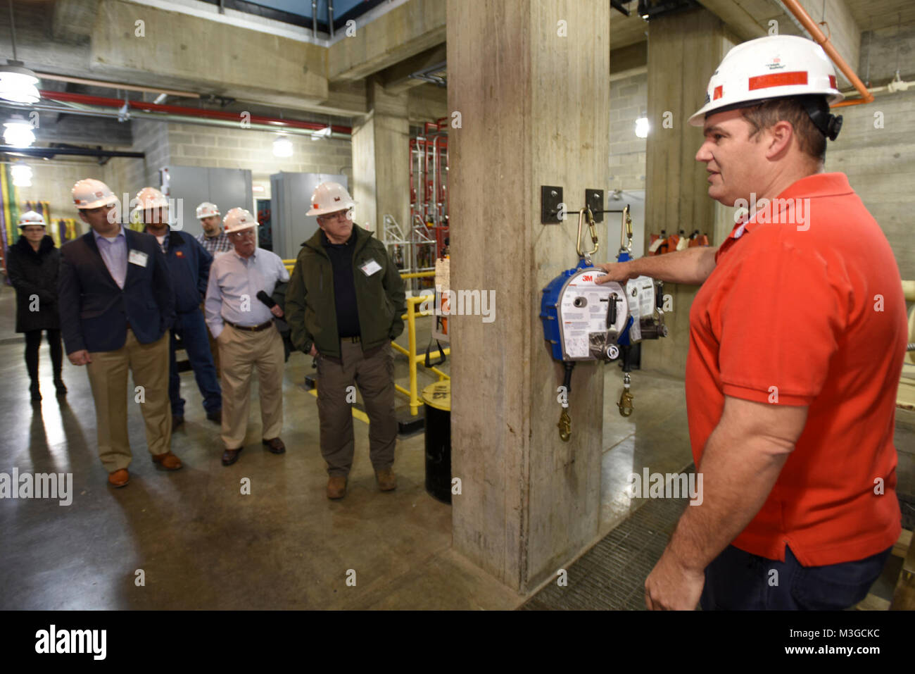 Mike Corcoran (rotes Hemd), Mechaniker in der Old Hickory Dam Wasserkraftwerk, führt Teilnehmer des First Responder Tag bei einer Tour durch das Projekt auf dem Cumberland River in Hendersonville, Tennessee, Feb 1, 2018. (USACE Stockfoto