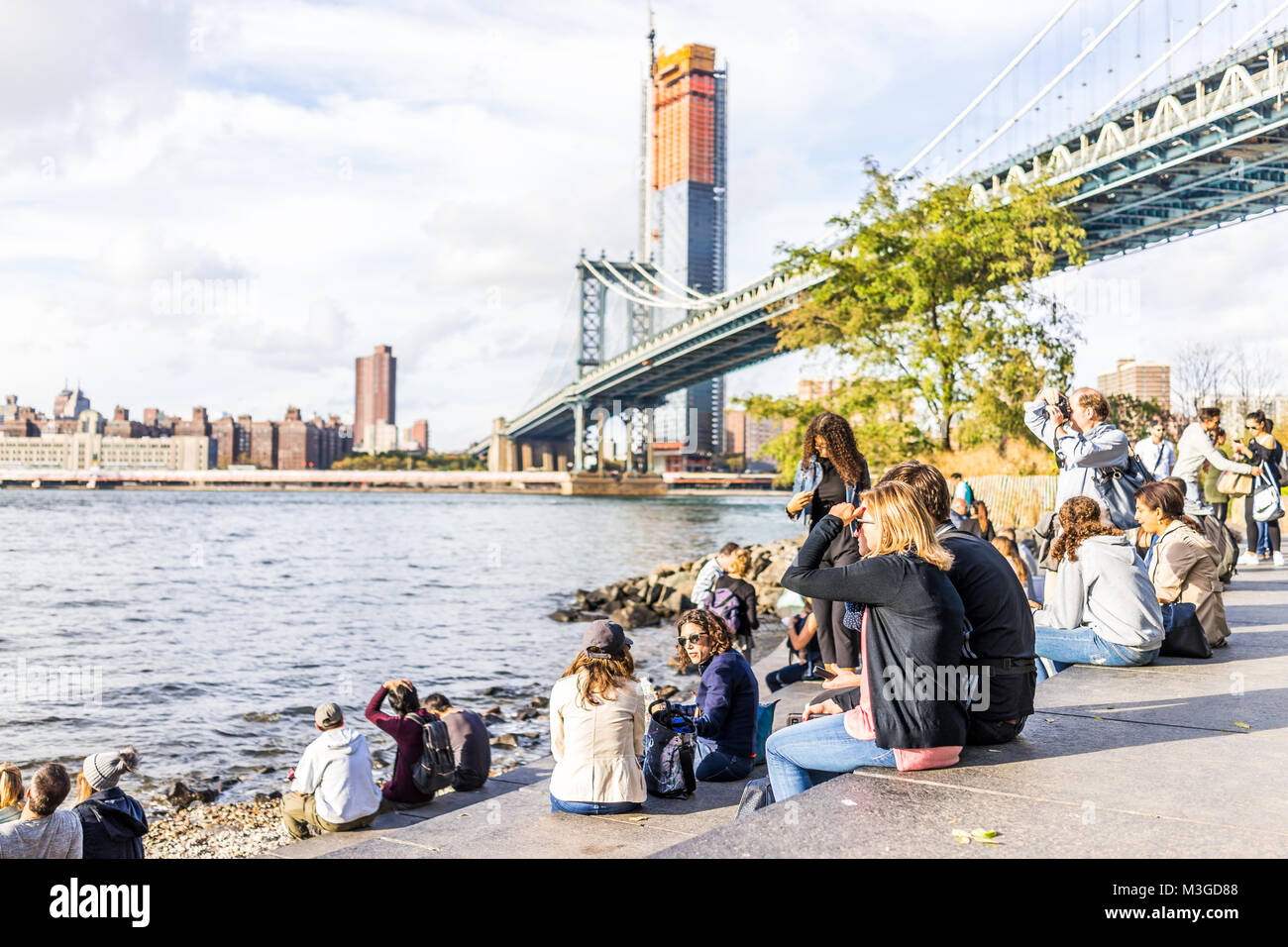 Brooklyn, USA - Oktober 28, 2017: Dumbo Außenfassade im Freien in NYC New York City, Menschen in städtischen Main Street Park, stadtbild Skyline und Brücke Stockfoto