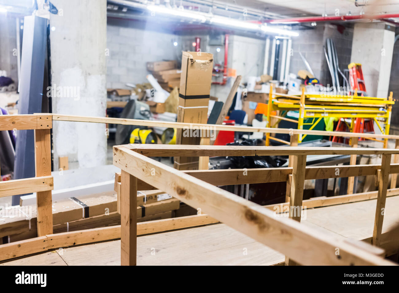 Im inneren Bau Industrie unordentlichen Zimmer mit Pappkartons, Holz- Rampe, Betonwände, viele Objekte, Verbrauchsmaterial, bei der Renovierung des Büro in Ur Stockfoto