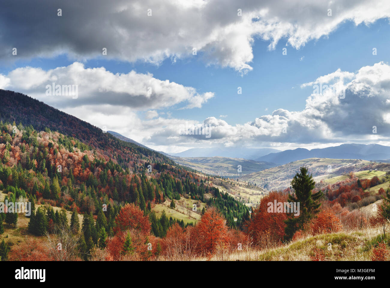 Herbst Berglandschaft in Karpatenbogens, Ukraine. Stockfoto