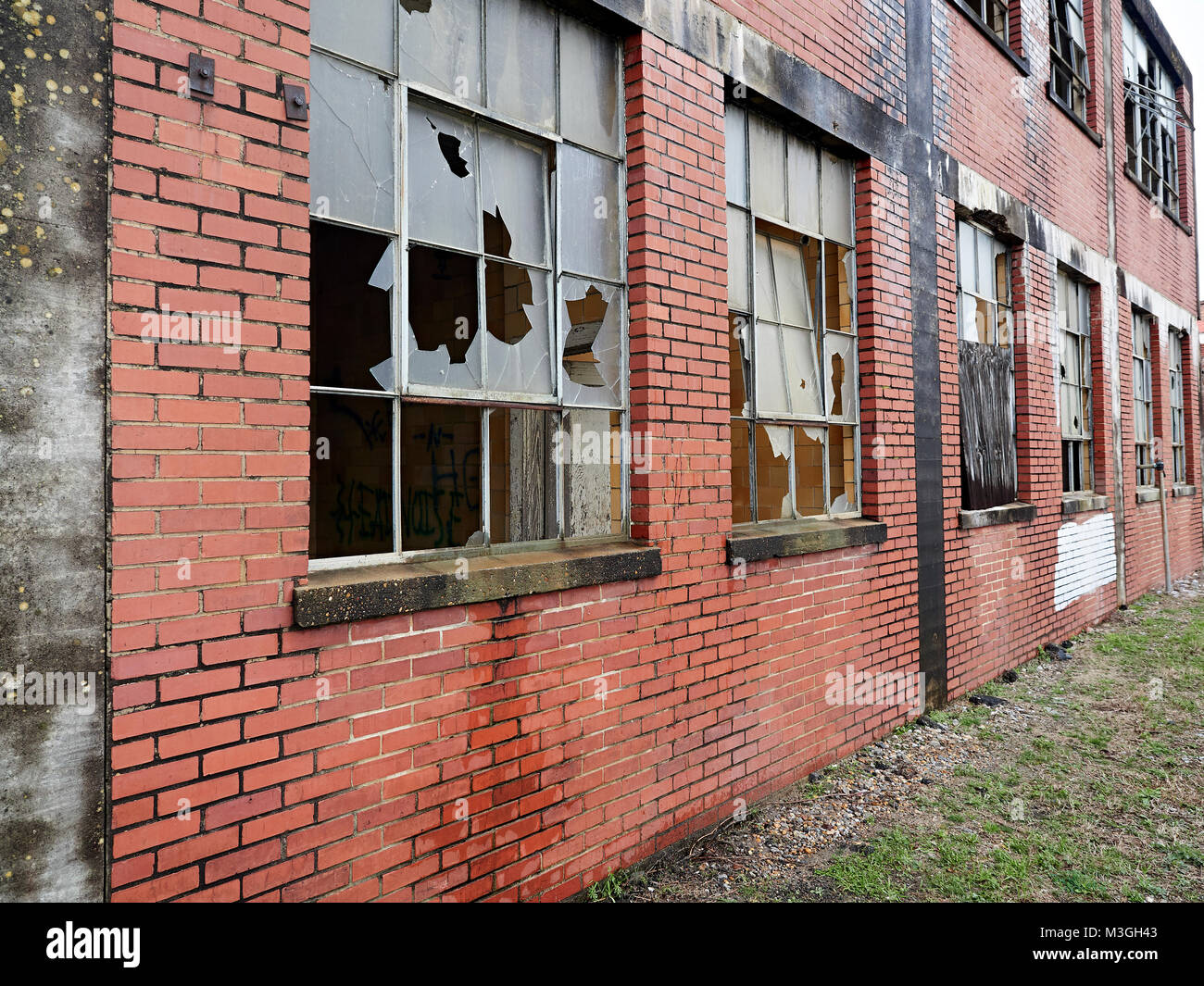 Die Außenseite des verlassenen Ziegelgebäude mit kaputten Fenstern in Montgomery Alabama, USA. Stockfoto