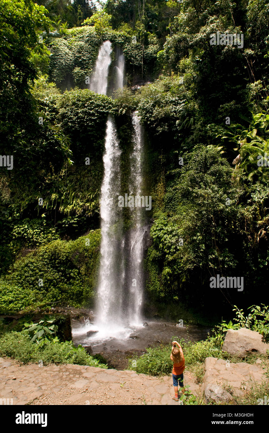 Wasserfälle von Air Terjun Singang Gila, nördlich von Lombok und in der Nähe der Stadt Senaru. Benang Kelambu Wasserfälle im tropischen Regenwald in der Nähe des Dorfes Aik Stockfoto