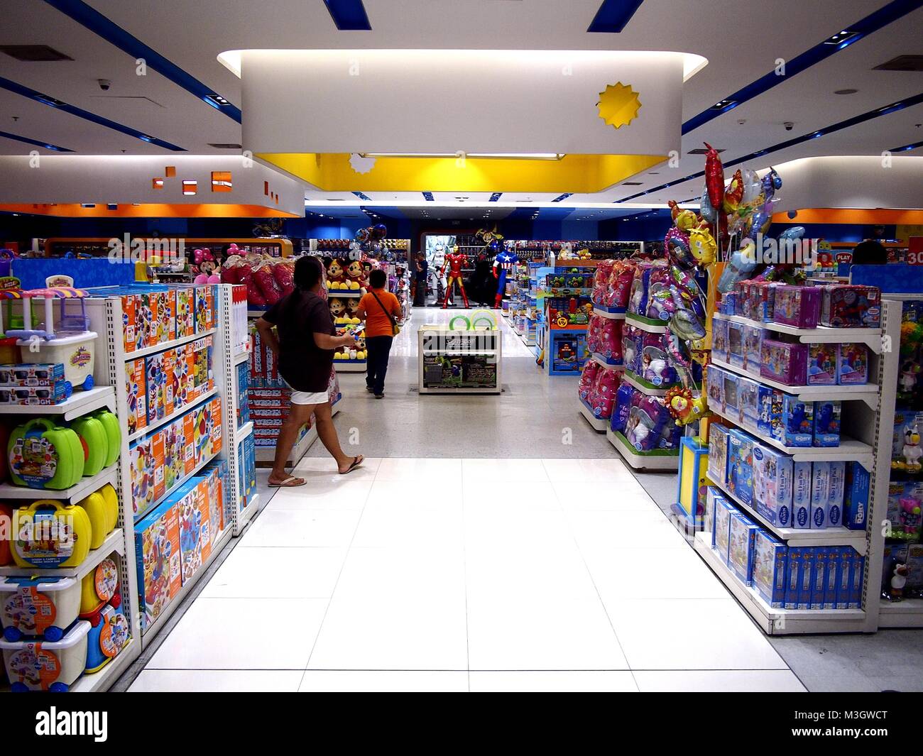 MANDALUYONG CITY, Philippinen - Januar 21, 2018: Sortiert Spielzeug in einem Spielzeugladen in einem Einkaufszentrum. Stockfoto