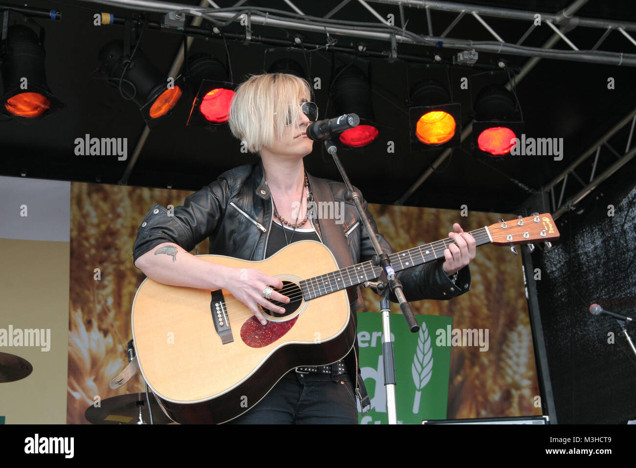 Fotostrecke Elli Erl DSDS Finalistin von 2004. Aktuelle Fotos wurden in Hamburg anlässlich des größten Bauernfrühstucks zugunsten der Welthungerhilfe geschossen. Stockfoto