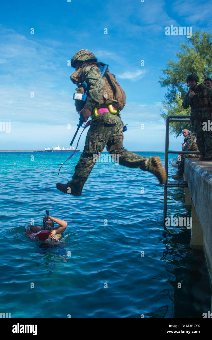 Master-at-Arms 1. Klasse Tho Doan, an die in den Küstenzonen Riverine Gruppe 1 (CRG-1), Det zugeordnet. Guam, gelangt das Wasser während Wasser Vertrauen und Überlebenstraining im Marinestützpunkt Guam, Feb 2, 2018. Diese vierteljährliche Readiness Training, von der CRG 1 Trainings- und Auswerteeinheit, San Diego gehalten, ermöglicht CRG-1 Det. Guam 360-Punkt Verteidigung, laufende und in-Port an Bord benannten hohen Wert. CRG-1 Det. Guam ist zum Kommandanten, Task Force 75, die primäre Expeditionary task force verantwortlich für die Planung und Ausführung der Küstengebiete Riverine operations, Beseitigung von Explosivstoffen, div zugeordnet Stockfoto