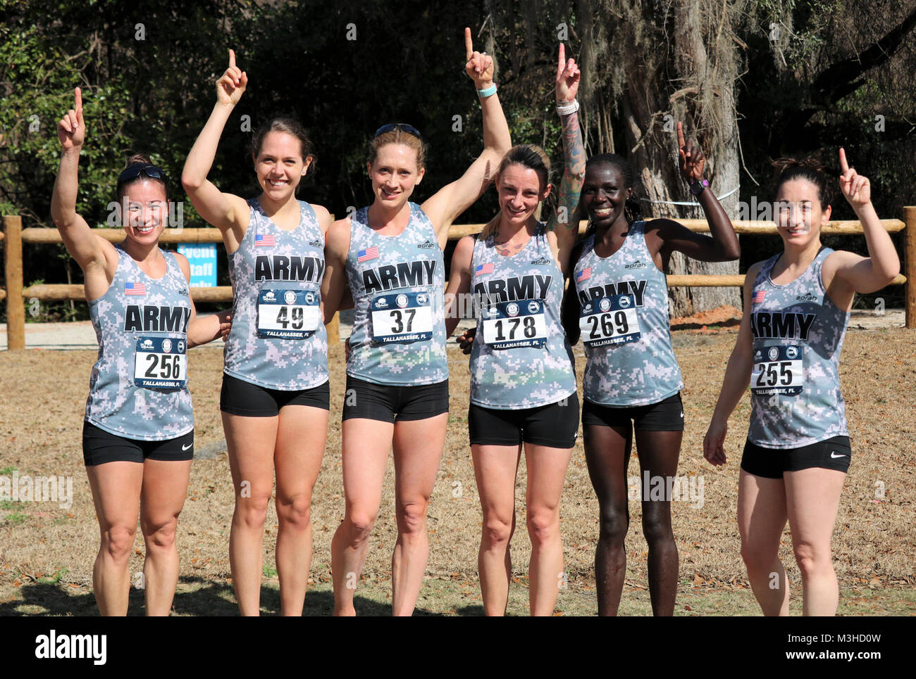 Von links nach rechts, Armee cross country Mannschaftskameraden Sgt. Esther Spradling (Fort Bragg, N.C.), 1 Lt Jennifer Komfort (Scott AFB, Illinois), Maj Kelly Calway (West Point, New York), Staff Sgt. Claudia McNally (Fort Bragg, N.C.), Spec. Susan Tanui (Fort Carson, Colo.) und Maj. Nicole Solana (JB Lewis-McChord, Washington), heben Sie die Nummer eins nach dem 2018 Streitkräfte Cross Country Meisterschaft in Tallahassee, Florida, am 3. Februar ihre Meisterschaft bedeuten. Der Armee Frauen Team unter der Leitung von Susan Tanui, setzten ihre Langlauf Dominanz durch den Gewinn der Meisterschaft für das vierte Jahr in Folge, mit Stockfoto