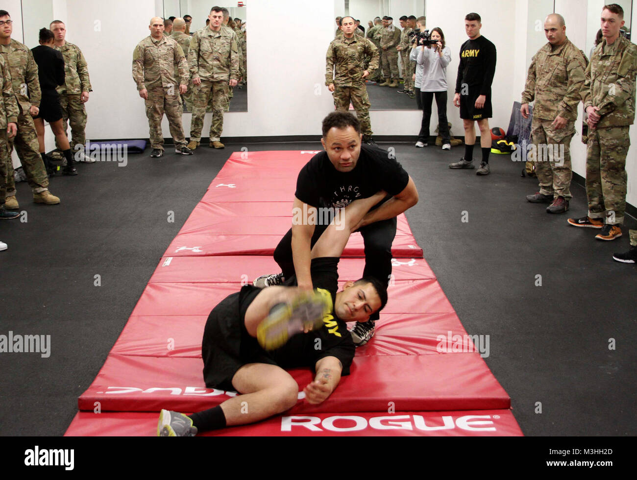 FORT HOOD, Texas - Pensionierte professionelle Mixed Martial Arts Fighter, Josh Koscheck, zeigt einen Takedown bewegen zu den Soldaten der 3. Gepanzerten Brigade Combat Team, 1.Kavallerie Division hier Feb 6. Koscheck, lehrte Soldaten einige grundlegende Auseinandersetzung, Takedown und Einreichung bewegt wird, während auch Lehre Lektionen des Lebens. Stockfoto