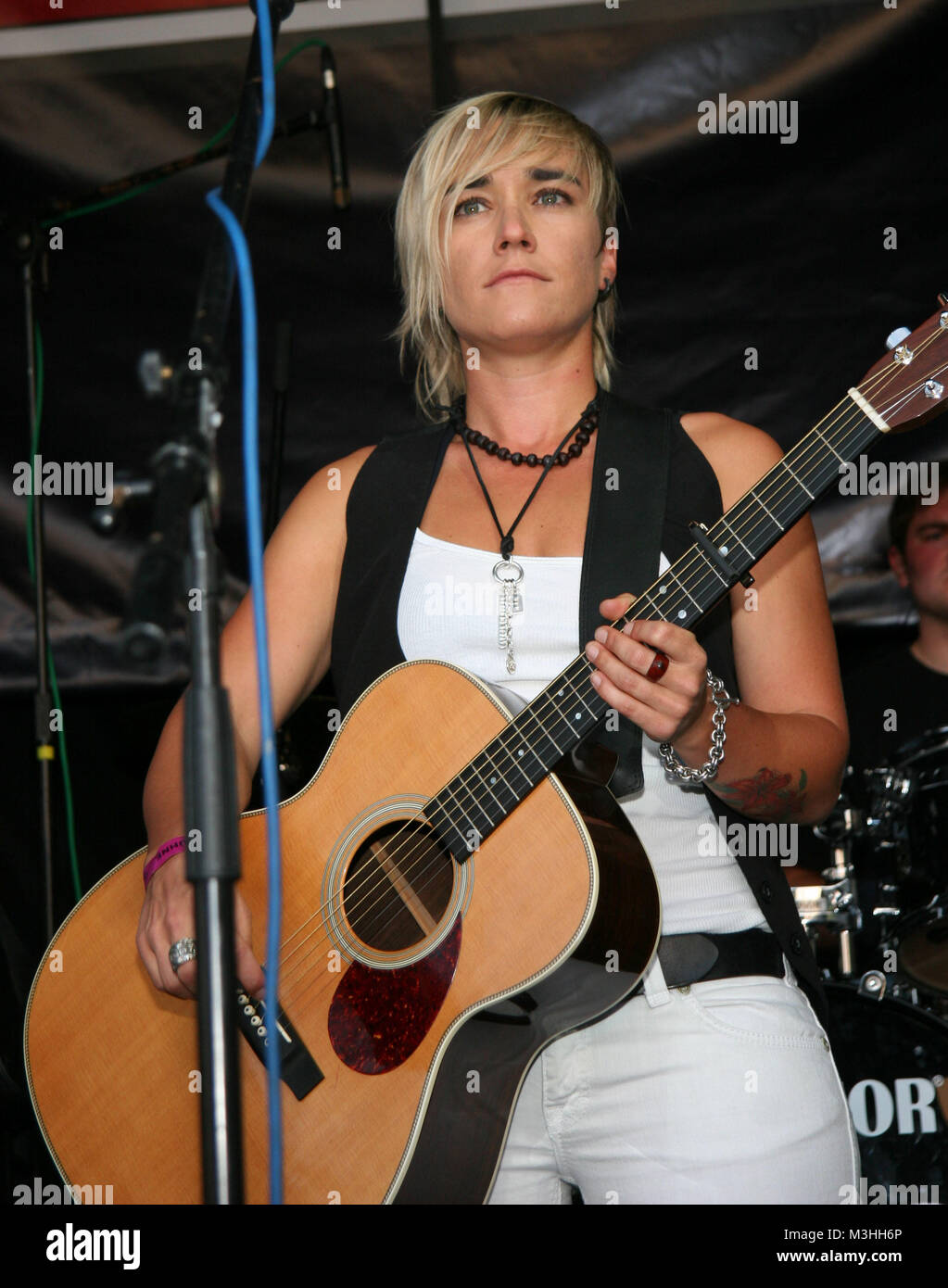 Elli Erl live auf der CSD-Bühne in Hamburg - Jungfernstieg Stockfoto