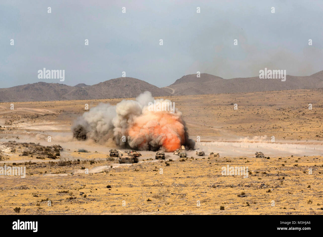 Soldaten aus dem 3. gepanzerte Brigade Combat Team (3 BCT), 1st Cavalry Division (1 CD) eine Mine-Clearing line Während live detonieren - fire Training am National Training Center in Fort Irwin, Kalifornien, im Oktober 2016. Das Konzept beinhaltet eine GLMR Selbstreparierende, Maschennetz wird weiterhin im Falle der Verletzung oder Störung des Gebers zu funktionieren, und hat das Potenzial für eine breitere Anwendung in militärischen und nichtmilitärischen Umgebungen. (U.S. Armee Stockfoto