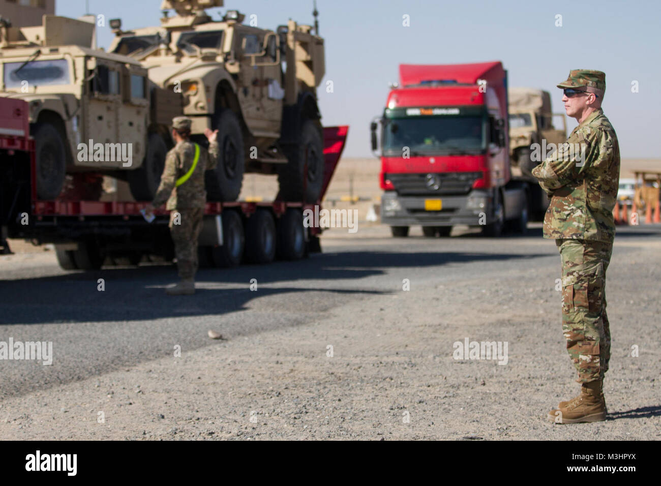 Brigadier General Gregory Mosser, Kommandierender General, 364 Expeditionary Sustainment Command, beobachtet Umladestellen Operations bei Khabari Überfahrt auf dem Kuwait-Iraq Grenze, Feb 4, 2018, während der Gemeinsamen monatlichen Zugang für Reserve Komponente (JMARC), vierteljährlich eine Chance für Führungskräfte aus der U.S. Army National Guard und Finden mit eingesetzten Soldaten zu besuchen. Die JMARC bot die Möglichkeit zu finden, die den Einsatz der Mission auf zukünftige Einheiten vorbereitet werden, durch richtige Manning sicher zu verstehen, Ausrüstung und Ausbildung, für ihre Missionen in der USCENTCOM AOR (U.S. Armee Stockfoto