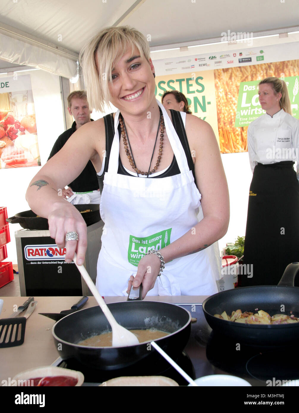 Fotostrecke Elli Erl DSDS Finalistin von 2004. Aktuelle Fotos wurden in Hamburg anlässlich des größten Bauernfrühstucks zugunsten der Welthungerhilfe geschossen. Stockfoto