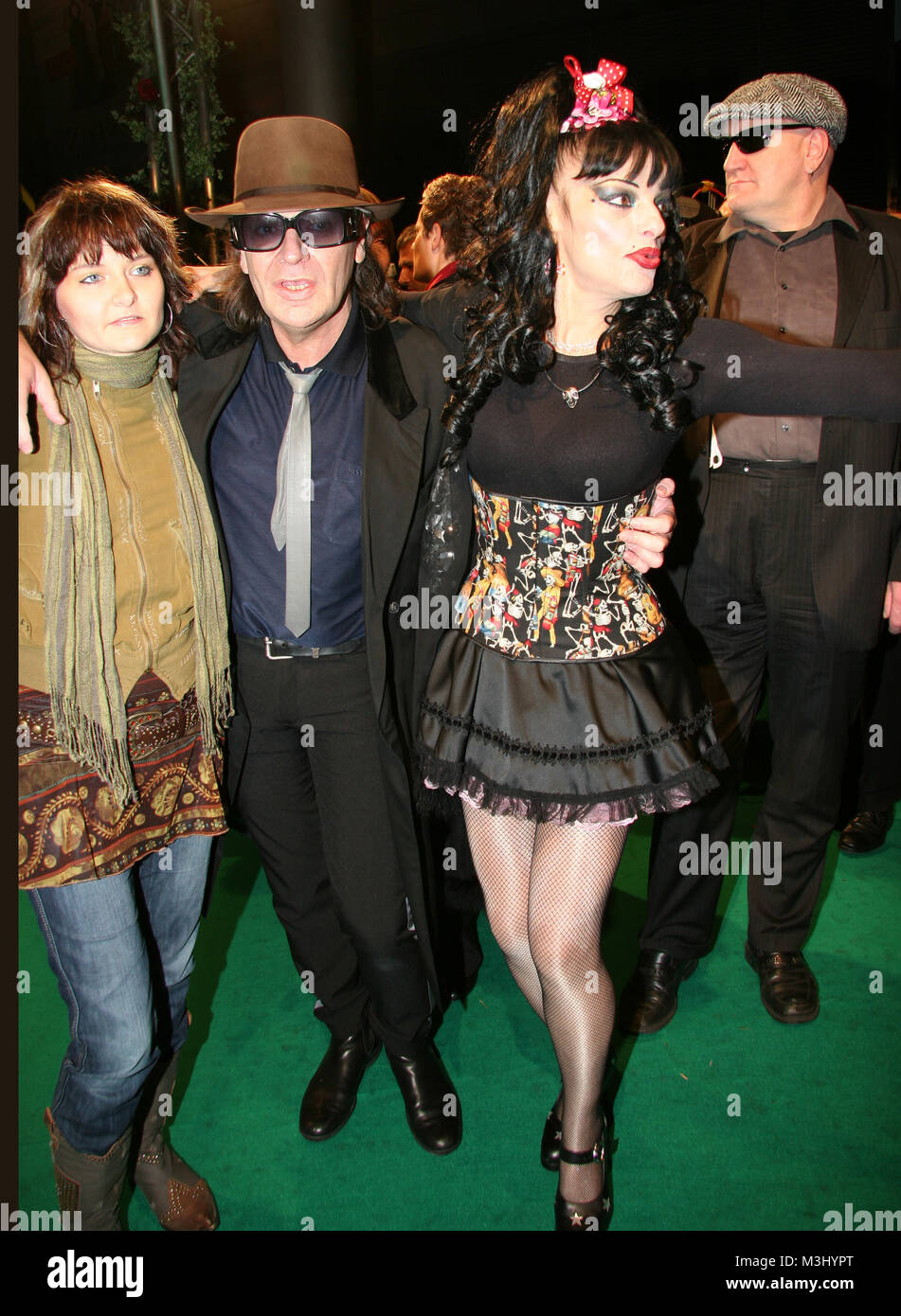 Weltpremiere Von 7 Zwergen Mit Vielen Prominenten Gasten Und Den Zwergen In Hamburg Mirco Nontschew Olli Dittrich Mutter 7 Zwerge Aftershowparty Gaste Hans Werner Olm Otto Waalkes Ralf Schmitz N Roter Teppich