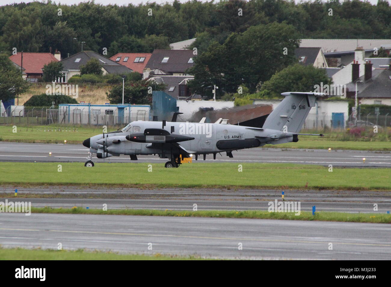 91-00516, einer Beechcraft RC-12 X Schutzgeländer durch die US-Armee betrieben, bei Prestwick Flughafen in Cochin ankommen. Stockfoto