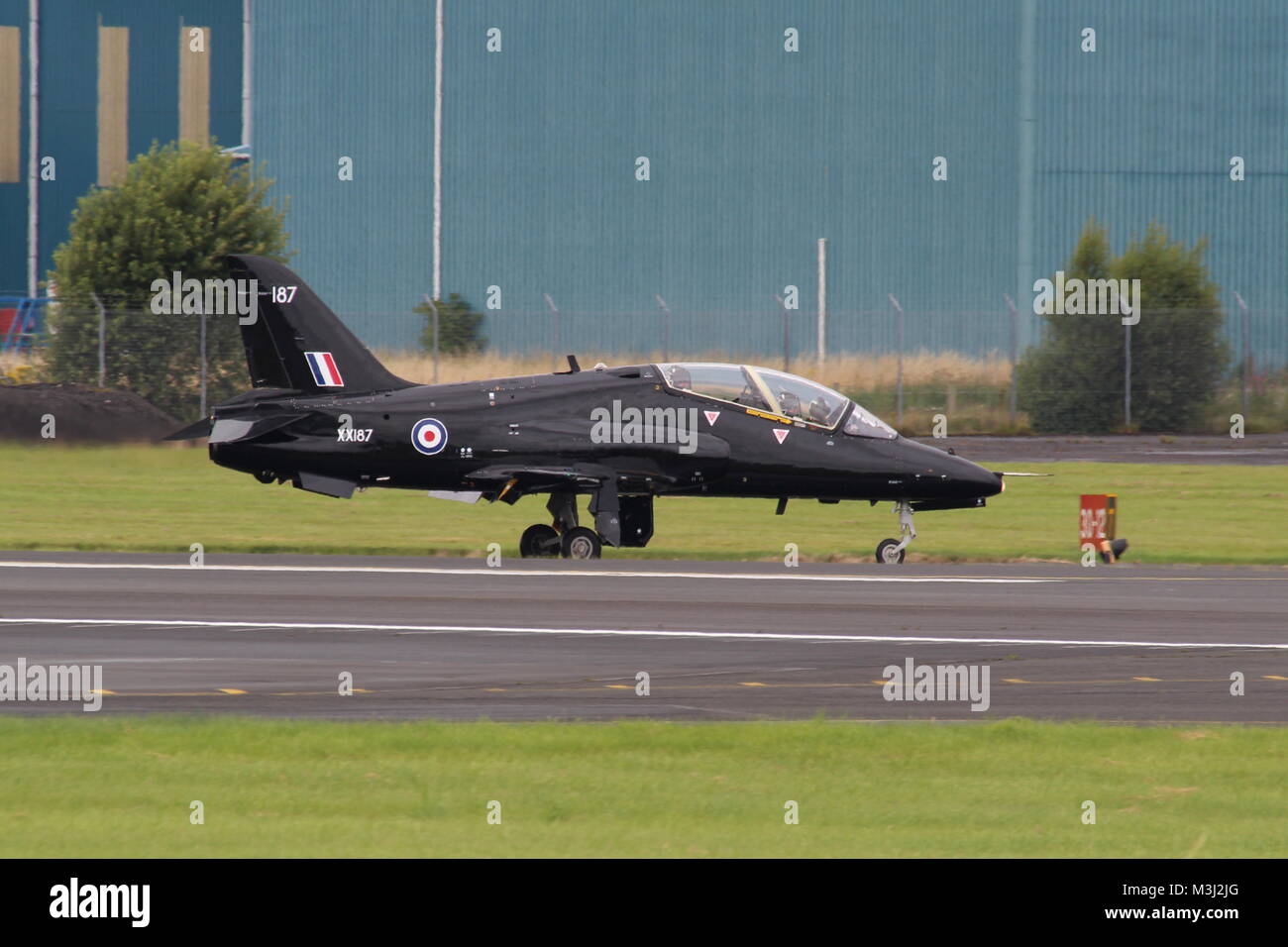 XX 187 eine BAe Hawk T1 Ein von der Royal Navy betrieben, bei Prestwick Flughafen während der Übung Sächsische Krieger 2017. Stockfoto