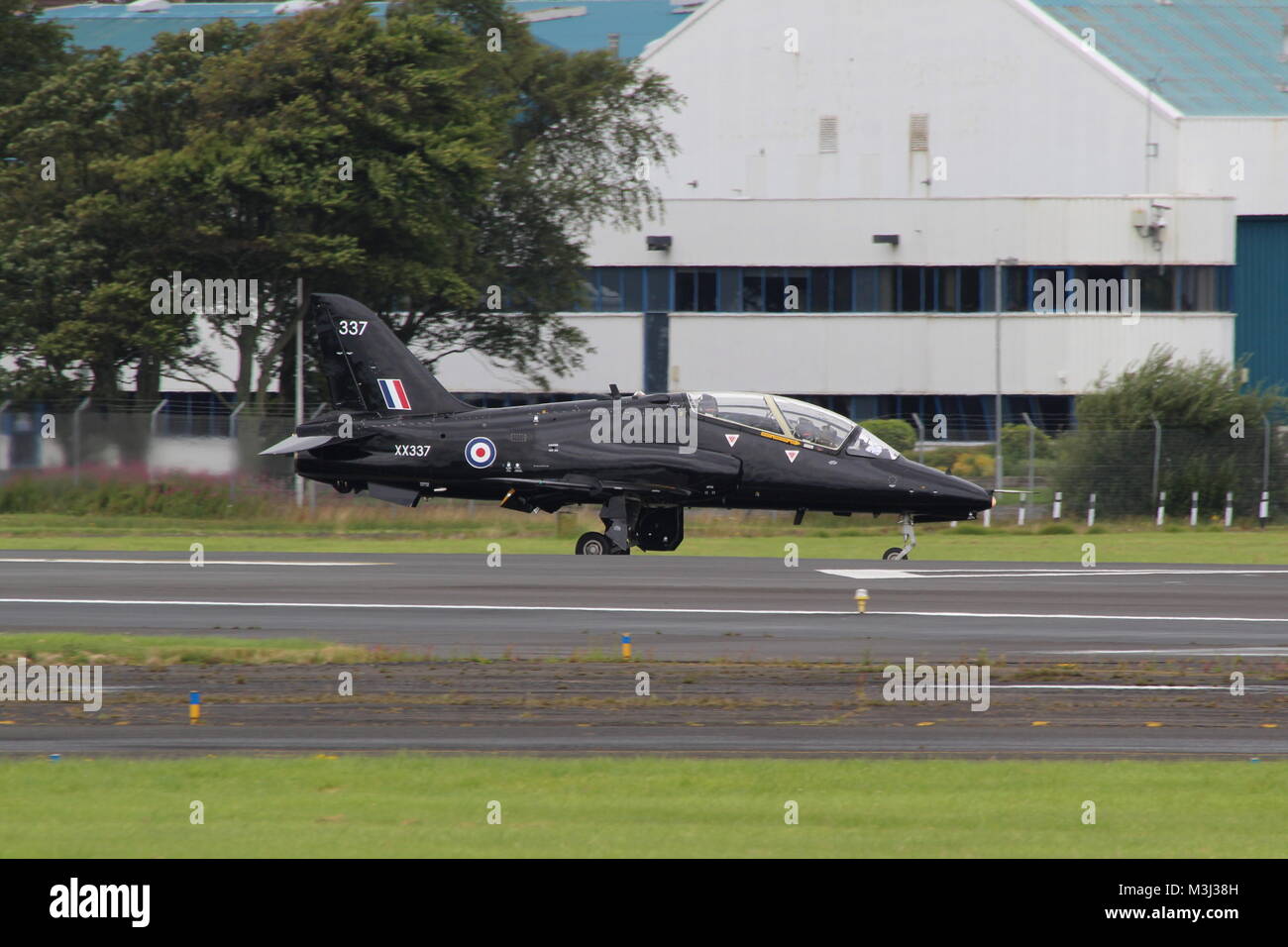 XX 337 eine BAe Hawk T1 Ein von der Royal Navy betrieben, bei Prestwick Flughafen während der Übung Sächsische Krieger 2017. Stockfoto