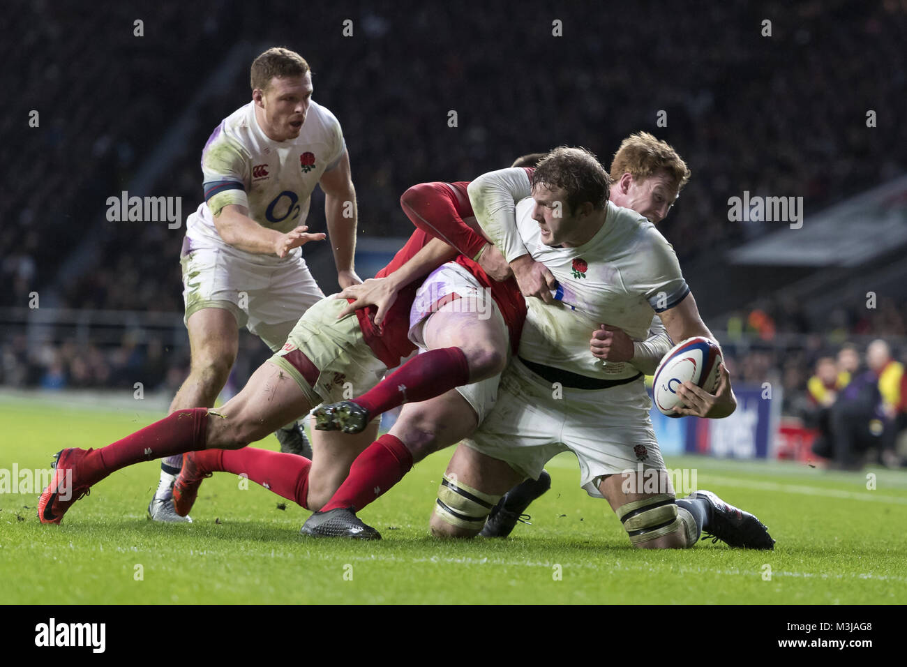 Twickenham, UK. 10. Februar, 2018: England's Joe Launchbury weicht der Bekämpfung von Wales ist Rhys Patchell innen für Jonny weiterzugeben, die eventuell seine Seiten zweite Versuchen ein Tor während der NatWest 6 Nations Spiel im Twickenham Stadium, UK. Credit: Ashley Western/Alamy Leben Nachrichten Fotograf Ashley Western England v Wales Welt Copyright ©2018 Ashley Western. Alle Rechte vorbehalten. 7 Victoria Mews, Earlsfield, London, SW18 3PY Stockfoto