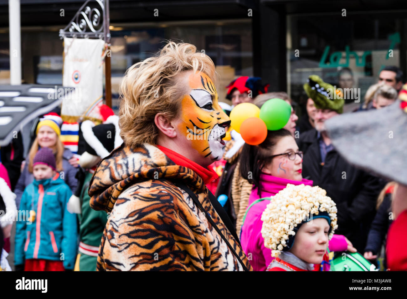 Die Teilnehmer des Jugendmaskenzug Karnevalsumzug in Mainz, Deutschland, 10. Februar 2018. Mainz ist einer der beiden festungen der Karneval in Deutschland, neben Köln. Stockfoto