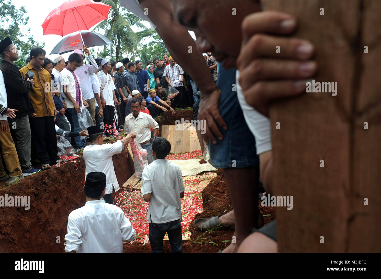 South Tangerang, Indonesien. 11 Feb, 2018. Menschen nehmen an der Trauerfeier für die Opfer von einem Bus Crash bei Legoso Friedhof in Ciputat, South Tangerang, Indonesien, Jan. 11, 2018. Mindestens 27 Menschen wurden getötet und 18 weitere schwer verletzt, als ein Bus mit Motorrad in der indonesischen Provinz West Java am Samstag kollidierte, nach Angaben der Polizei und Krankenhaus früherer Sonntag. Credit: Agung Kuncahya B./Xinhua/Alamy leben Nachrichten Stockfoto