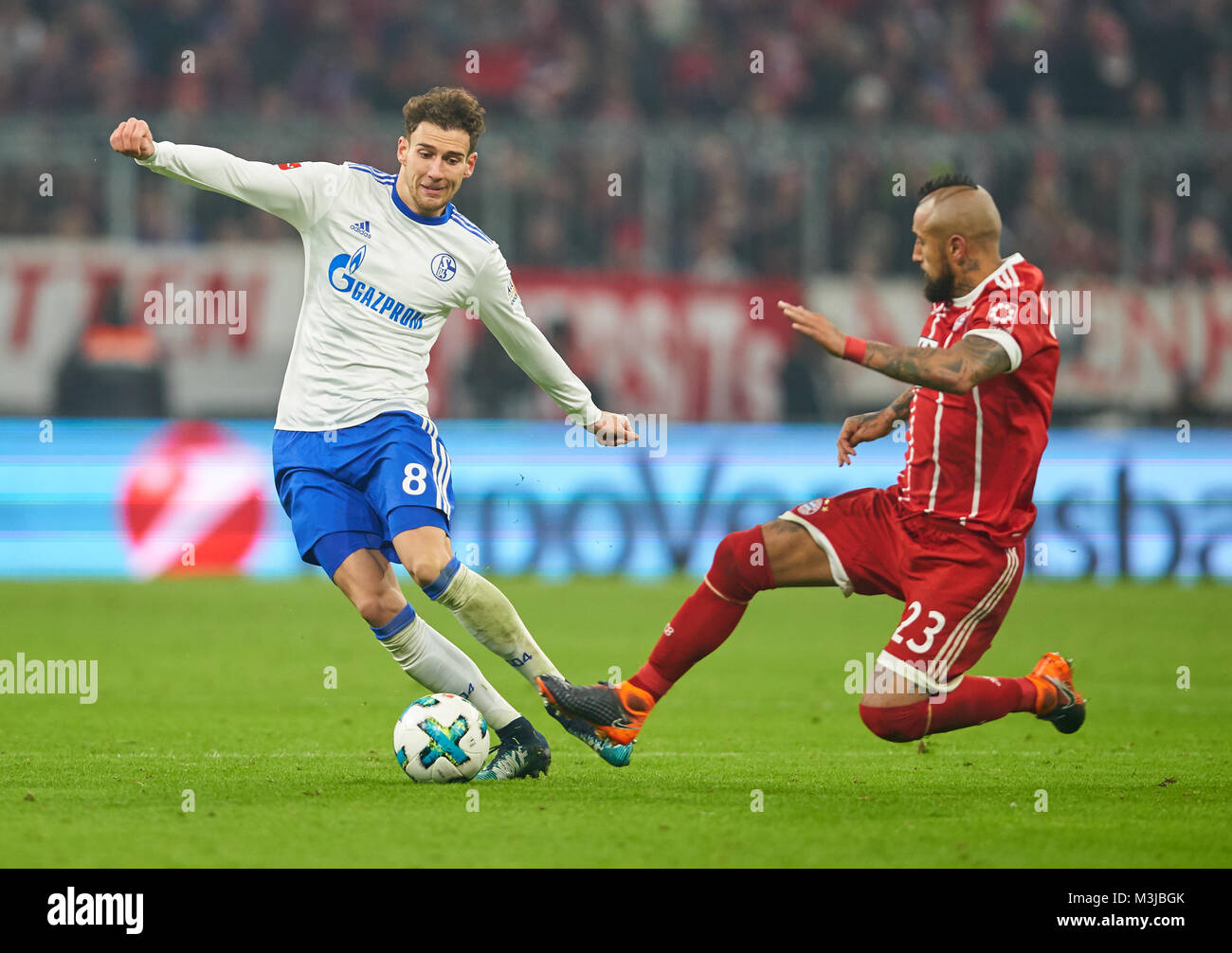 München, Deutschland. 10. Februar 2018. FC Bayern München, München, 10. Februar 2018 Arturo VIDAL, FCB 23 konkurrieren um die Kugel gegen Leon Goretzka, S 04 8 FC BAYERN MÜNCHEN - FC Schalke 04 2-1 1. Deutschen Fußball-Bundesliga, München, Februar 10, 2018, Saison 2017/2018 © Peter Schatz/Alamy leben Nachrichten Stockfoto