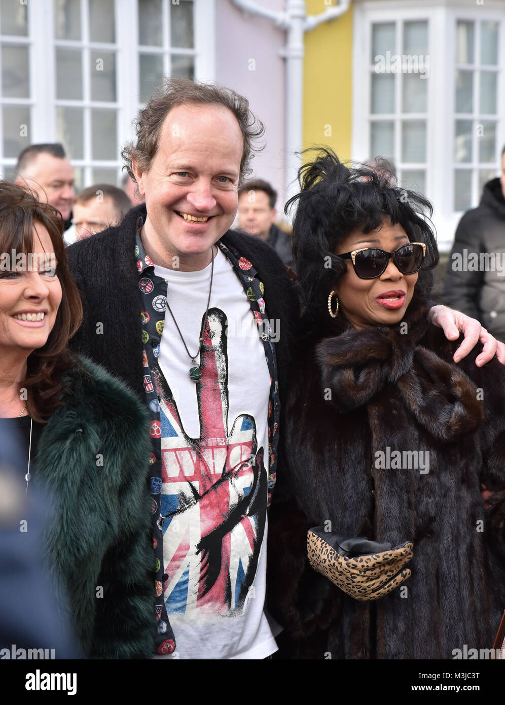 Chelsea, London, Großbritannien. 11. Februar 2018. Jason Dors-Lake mit Vicki Michelle und Patti Boulaye. Eine blaue Plakette zum Gedenken an Diana Dors an ihrem ehemaligen Haus auf Burnsall Street, Chelsea enthüllt ist. Durch Freunde und Familie mit Ihren Sohn Jason Dors-Lake besucht, Schauspielerinnen Patti Boulaye und Credit: Matthew Chattle/Alamy leben Nachrichten Stockfoto