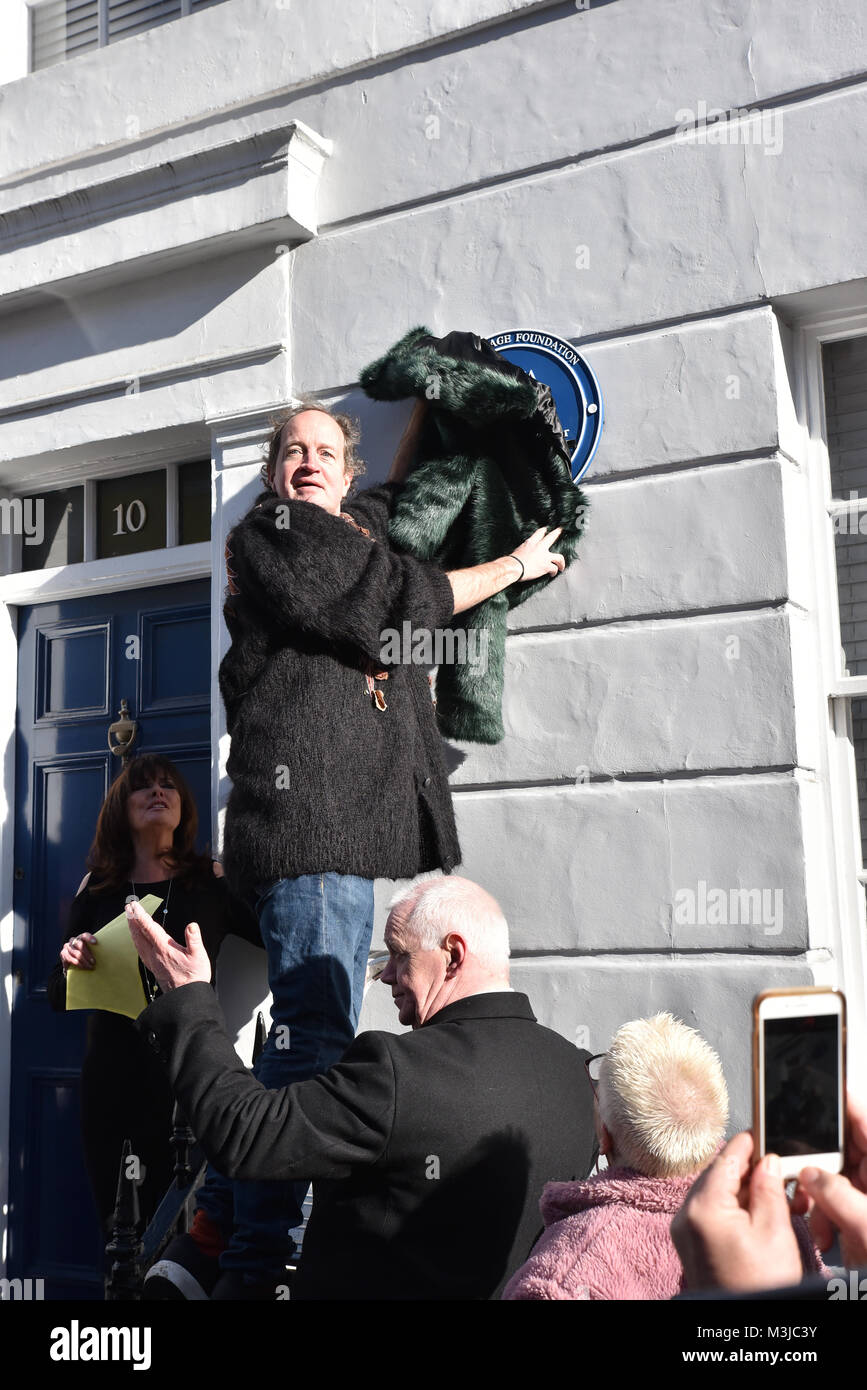 Chelsea, London, Großbritannien. 11. Februar 2018. Jason Dors-Lake enthüllt die blaue Plakette zu seiner Mutter. Eine blaue Plakette zum Gedenken an Diana Dors an ihrem ehemaligen Haus auf Burnsall Street, Chelsea enthüllt ist. Durch Freunde und Familie mit Ihren Sohn Jason Dors-Lake besucht, Schauspielerinnen Patti Boulaye und Credit: Matthew Chattle/Alamy leben Nachrichten Stockfoto