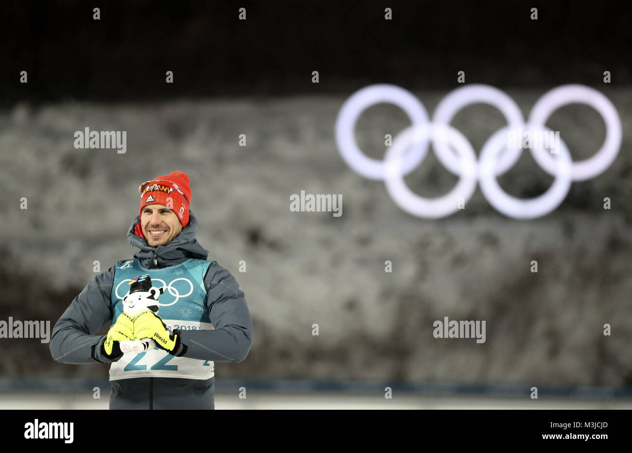 Pyeongchang, Südkorea. 11 Feb, 2018. Champion Arnd Peiffer aus Deutschland stellt für Fotos, die während der Zeremonie für Männer 10 km Sprint der Biathleten in 2018 PyeongChang Winter-olympischen Spiele bei Alpensia Biathlon Zentrum, Pyeongchang, Südkorea, Jan. 11, 2018. Peiffer mit dem Titel Meister in einer Zeit von 23:38,8. Credit: Bai Xuefei/Xinhua/Alamy leben Nachrichten Stockfoto