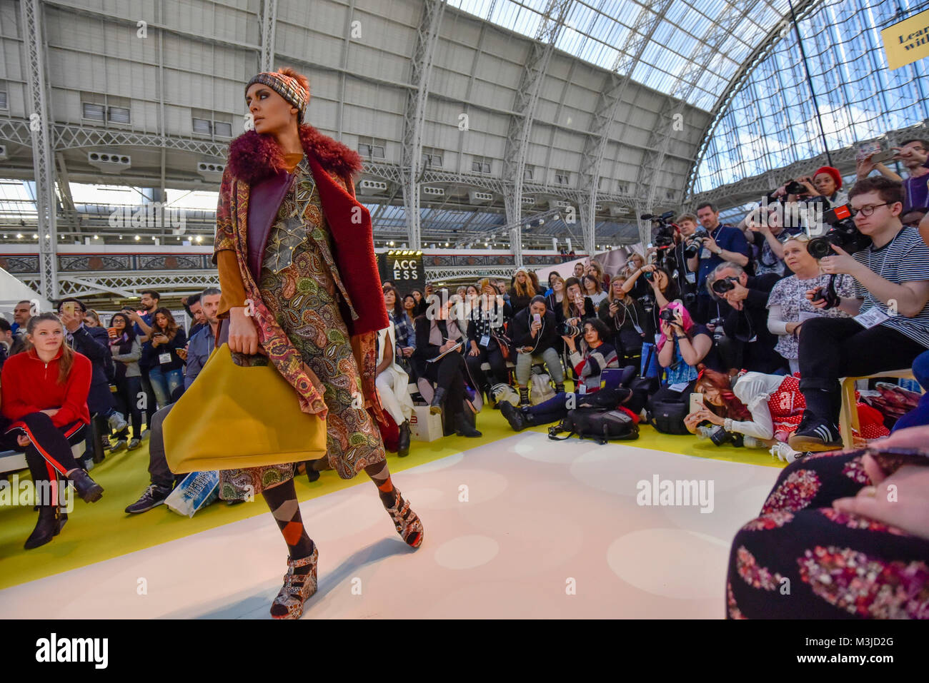 London, Großbritannien. 11. Februar 2018. Ein Modell, das sich auf der großen Bühne Laufsteg. Reine London, größte Handel kaufen Mode Event in Großbritannien für Damenmode, Herrenmode, Schuhe und Accessoires aus Schwellen- und etablierten Designern, öffnet sich am Kensington Olympia präsentiert die neuesten Trends für AW 18/19. Credit: Stephen Chung/Alamy leben Nachrichten Stockfoto