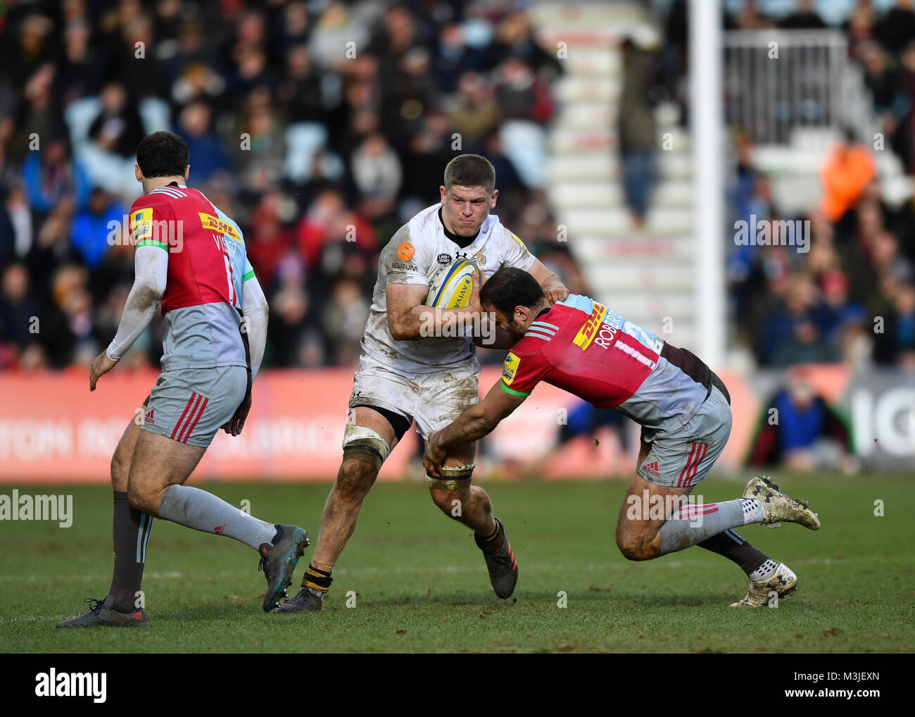 Twickenham, UK. 11. Februar, 2018. Jack Willis von Wespen ist von Jamie Roberts der Harlekine während Aviva Premiership Übereinstimmung zwischen Harlekine und Wespen in Twickenham Stoop am Sonntag, den 11. Februar 2018 in Angriff genommen. LONDON ENGLAND. Credit: Taka Wu/Alamy leben Nachrichten Stockfoto